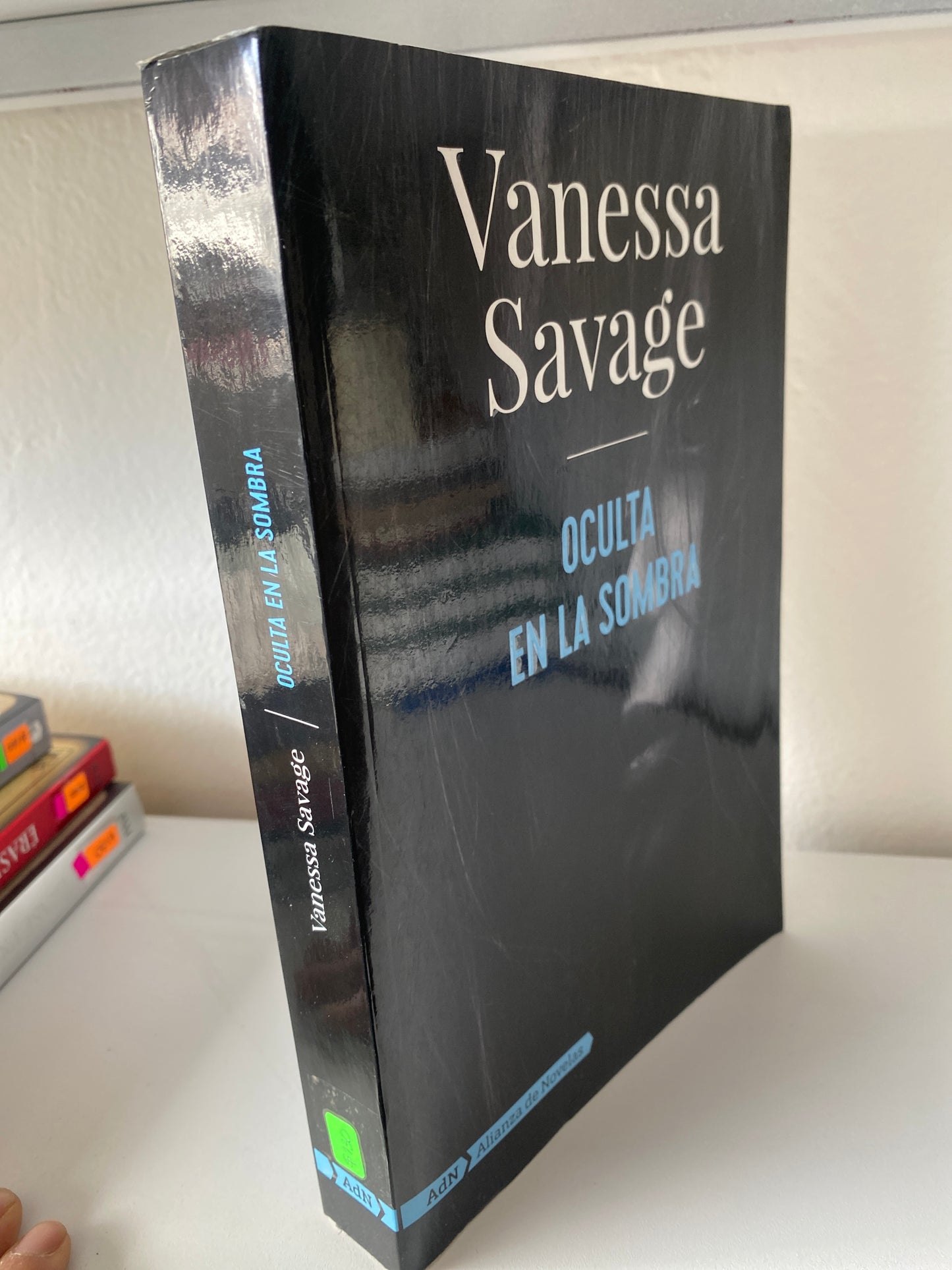 OCULTA EN LA SOMBRA VANESA SAVAGE USADO NOVELAS JUAREZ 515