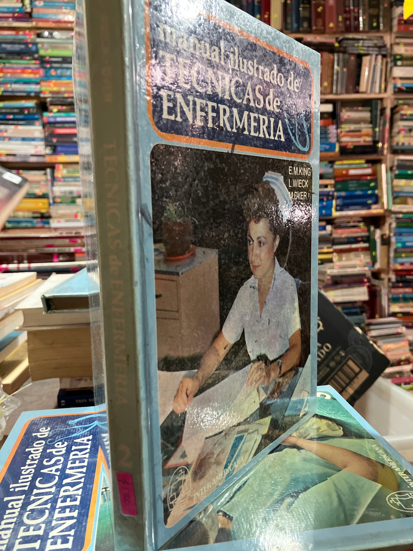 MANUAL ILUSTRADO DE TÉCNICAS DE ENFERMERÍA 2 POR AUTORES VARIOS USADO SALUD ALDAMA