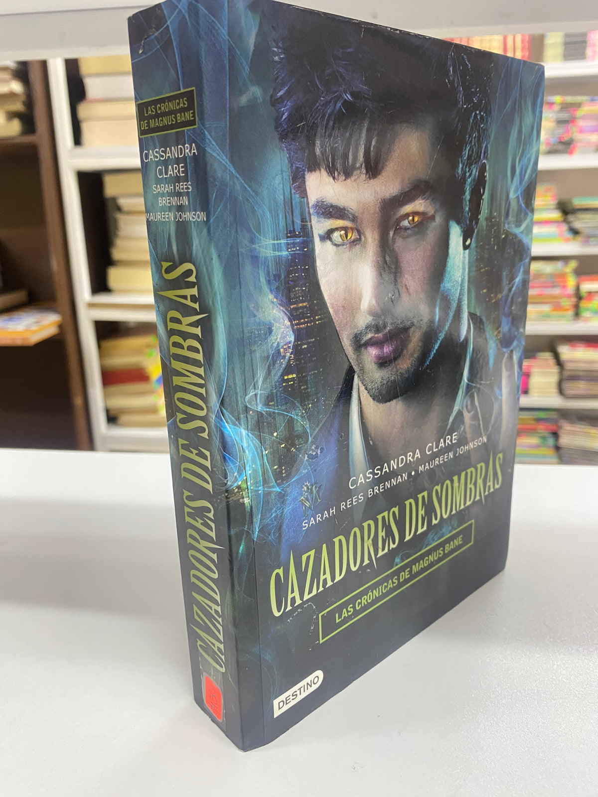 CAZADORES DE SOMBRAS LAS CRONICAS DE MAGNUS BANE CASSANDRA CLARE USADO NOVELA JUAREZ 515