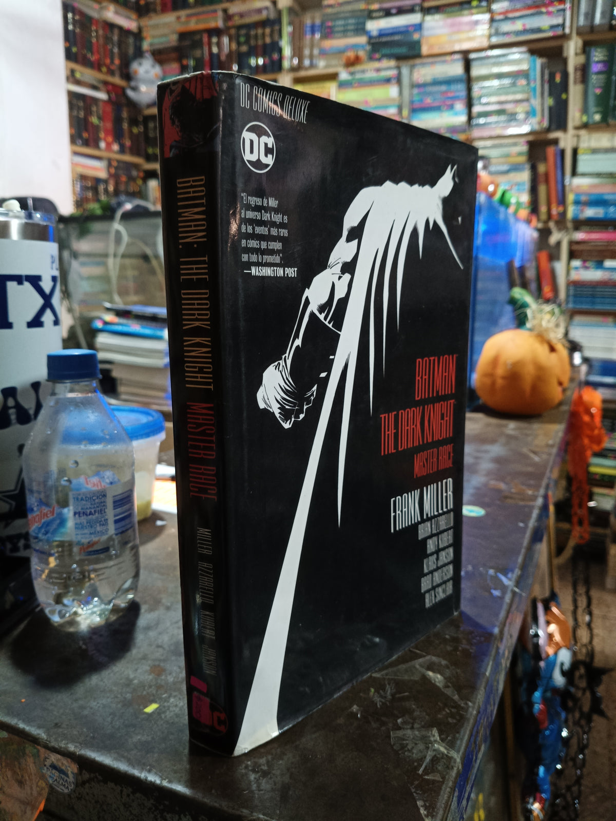 BATMAN THE DARK KNIGHT MASTER RACE POR MILLER AZZARELLO KUBERT Y JANSON USADO NOVELA ALDAMA