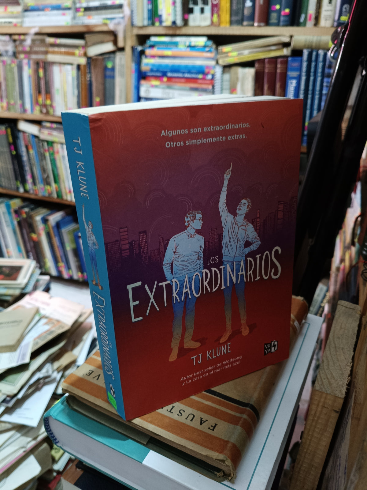 LOS EXTRAORDINARIOS TJ KLUNE USADO NOVELA LITERARIO 305