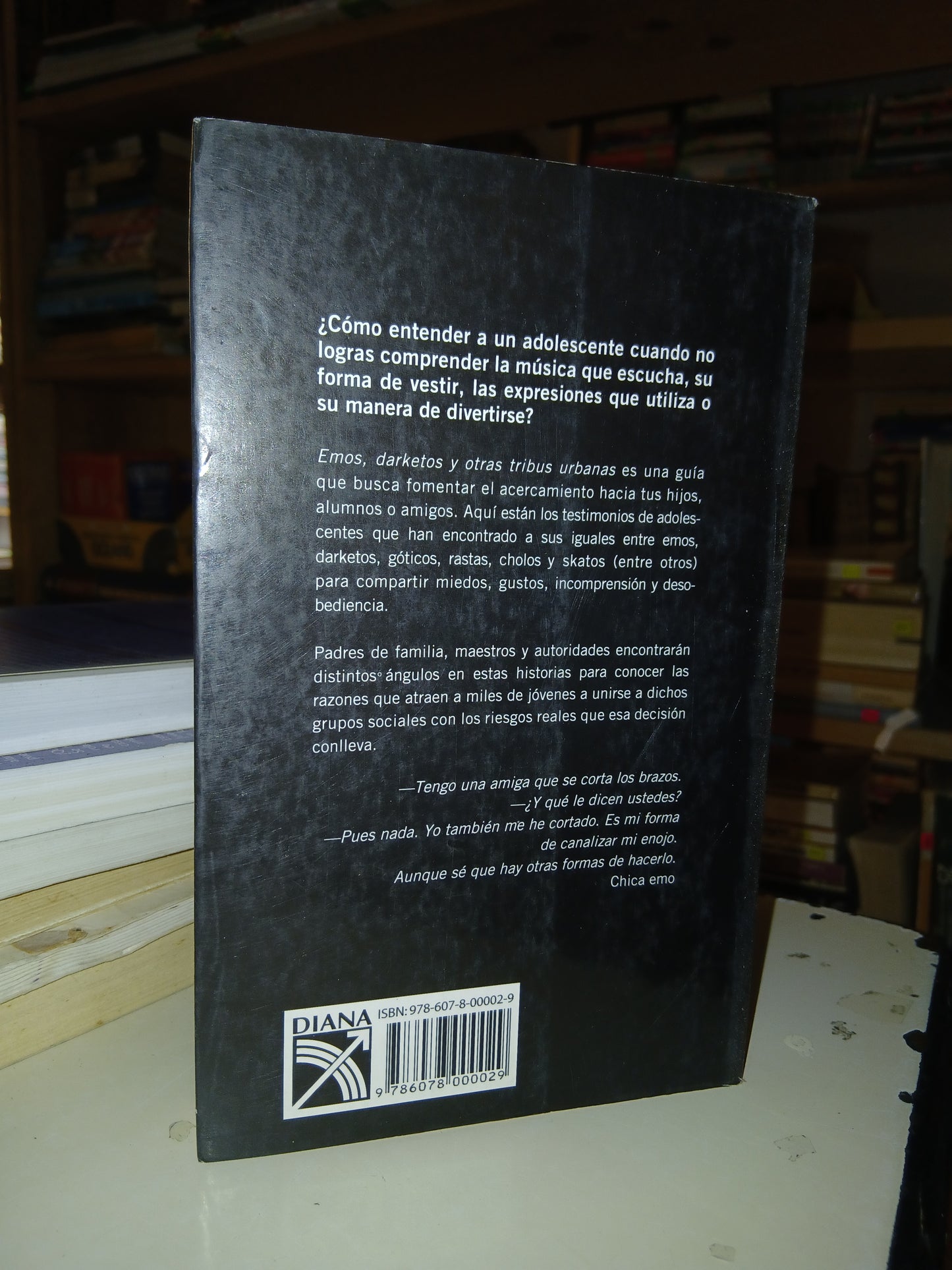 EMOS, DARKETOS Y OTRAS TRIBUS URBANAS POR MARISA ESCRIBANO Y MAURICIO CARRERA USADO SUPERACIÓN PERSONAL LITERARIO 207