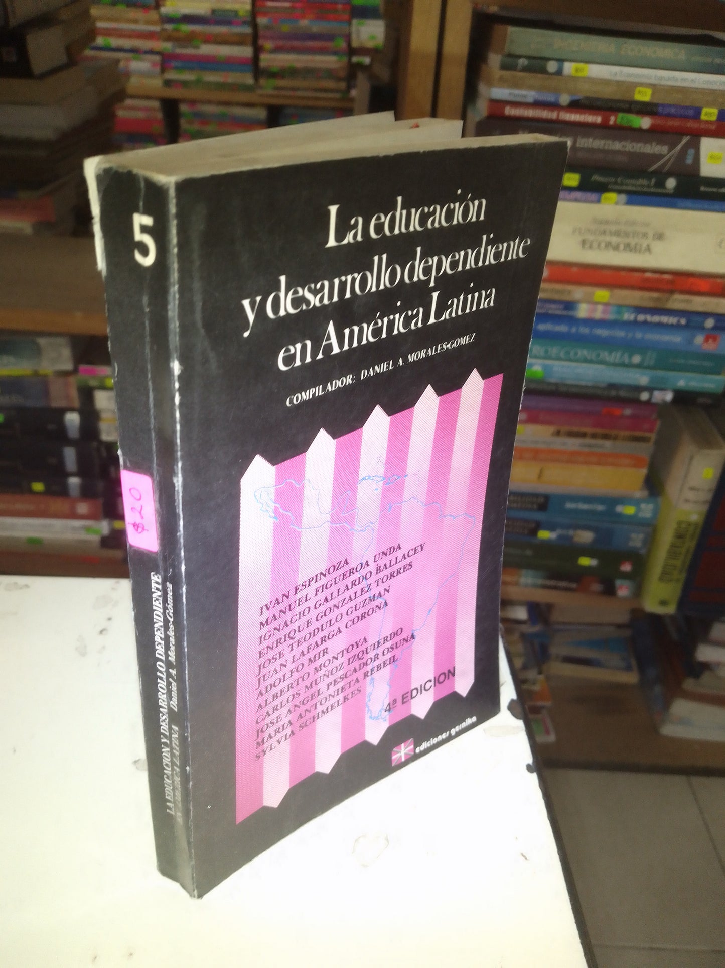 LA EDUCACIÓN Y DESARROLLO DEPENDIENTE EN AMÉRICA LATINA COMPILADO POR DANIEL A. MORALES GÓMEZ USADO EDUCACIÓN LITERARIO 207