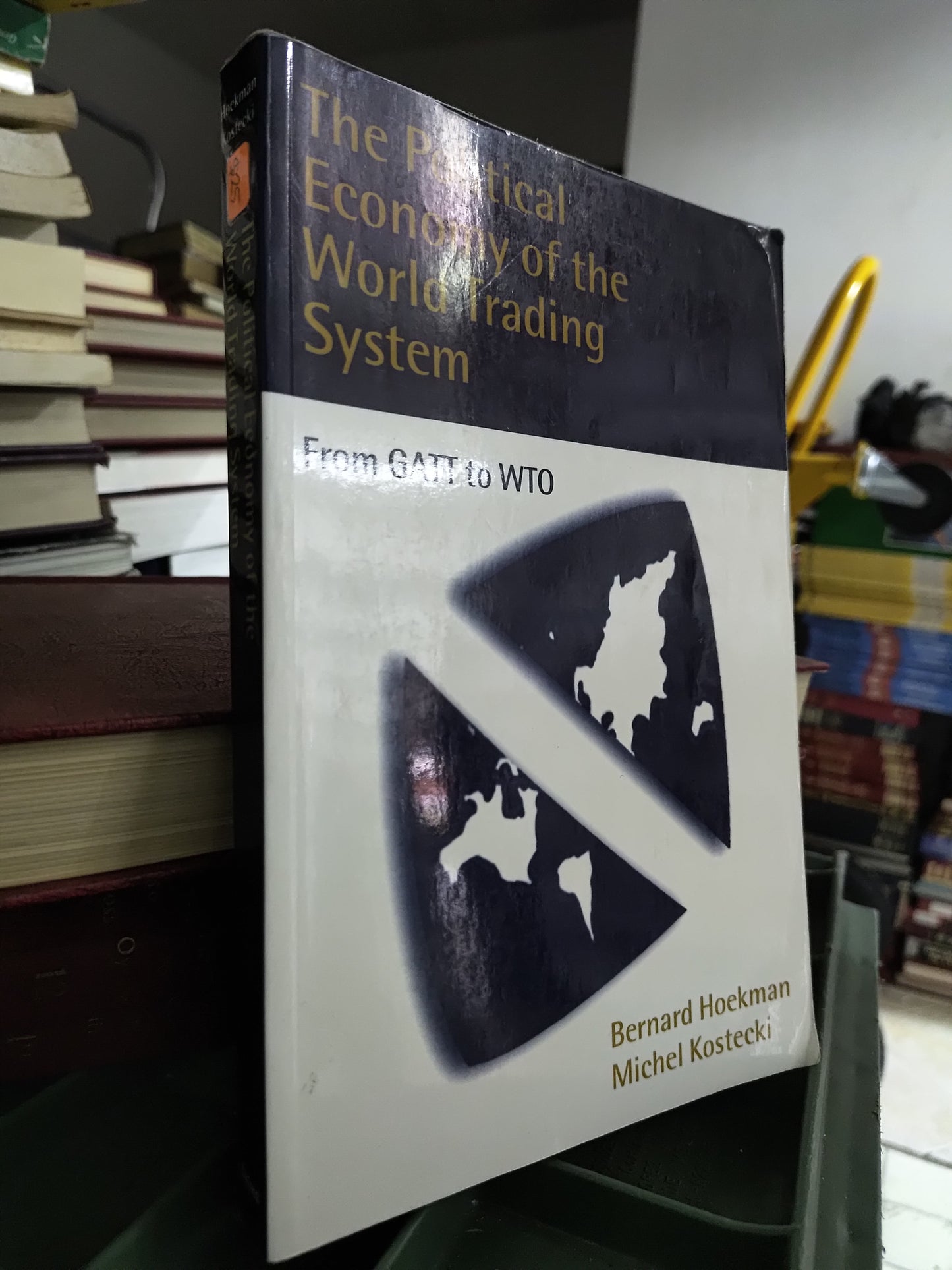 THE POLITICAL ECONOMY OF THE WORLD TRADING SYSTEM POR BERNARD HOEKMAN USADO IDIOMAS JUAREZ 515