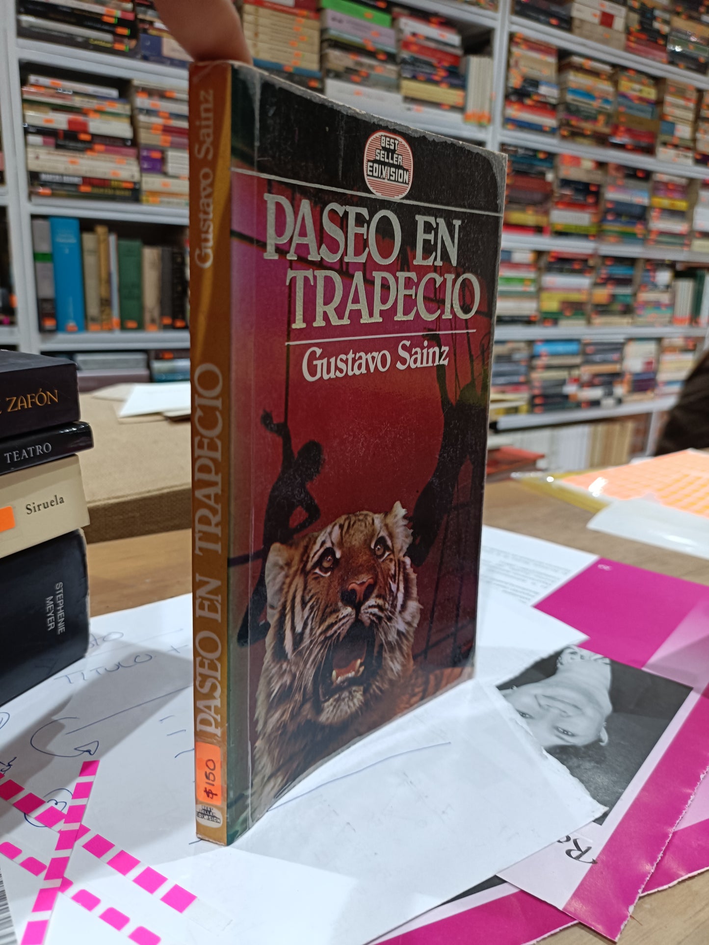 PASEO EN TRAPECIO POR GUSTAVO SAINZ USADO NOVELA JUAREZ 515