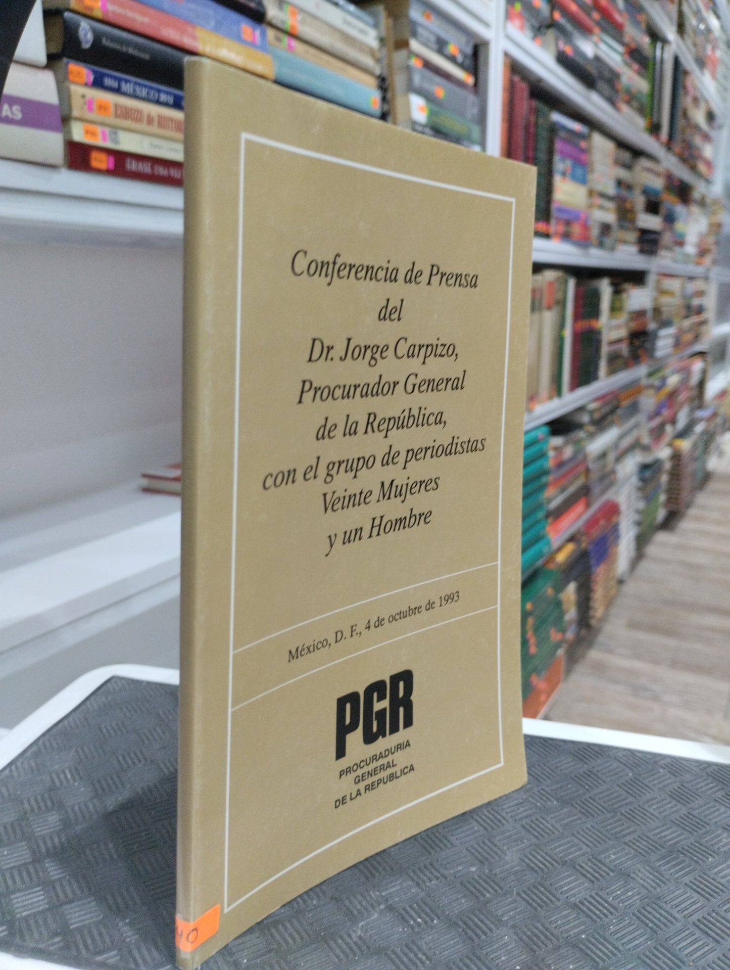 CONFERENCIA DE PRENSA DEL DR JORGE CARPOZO PROCURADOR GENERAL DE LA REPULICA CON EL GRUPO DE PERIODISTAS VEINTE MUJERES Y UN HOMBRE POR ALFREDO OTAMENDI USADO HISTORIA JUAREZ 515