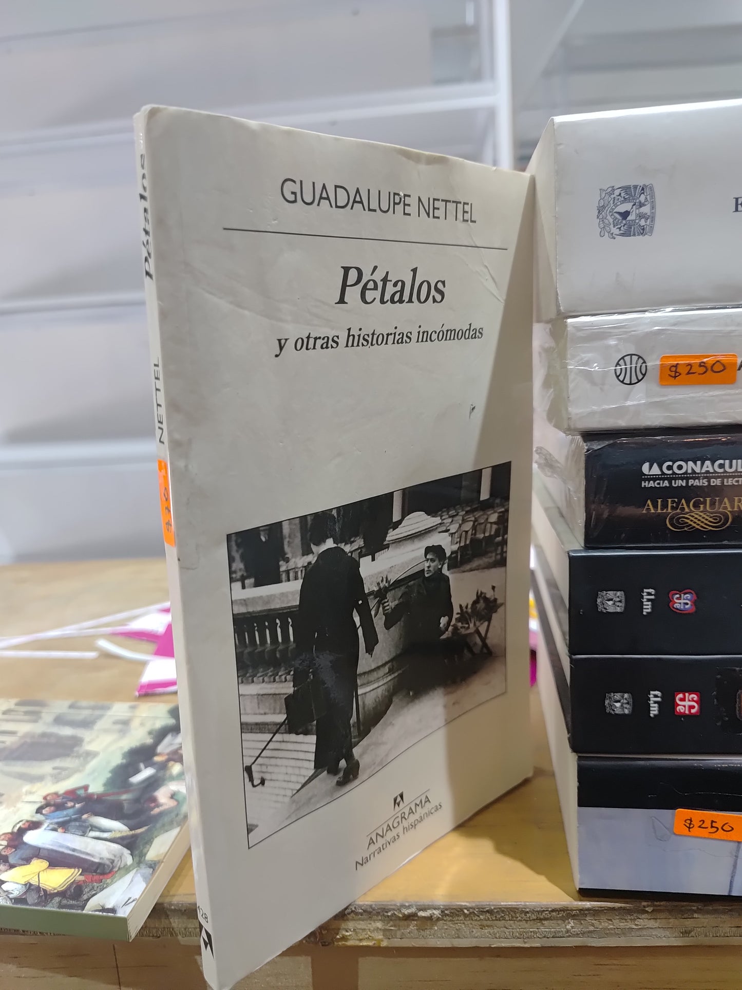 PETALOS Y OTRAS HISTORIAS INCOMODAS POR GUADALUPE NETTEL USADO NOVELAS JUAREZ 515