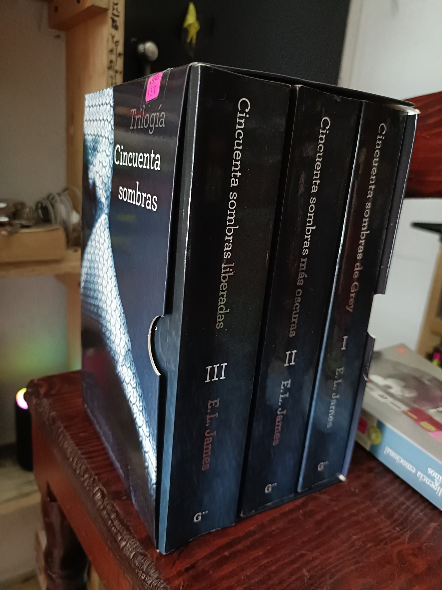 TRILOGIA CINCUENTA SOMBRAS POR E L JAMES USADO NOVELA LITERARIO 305
