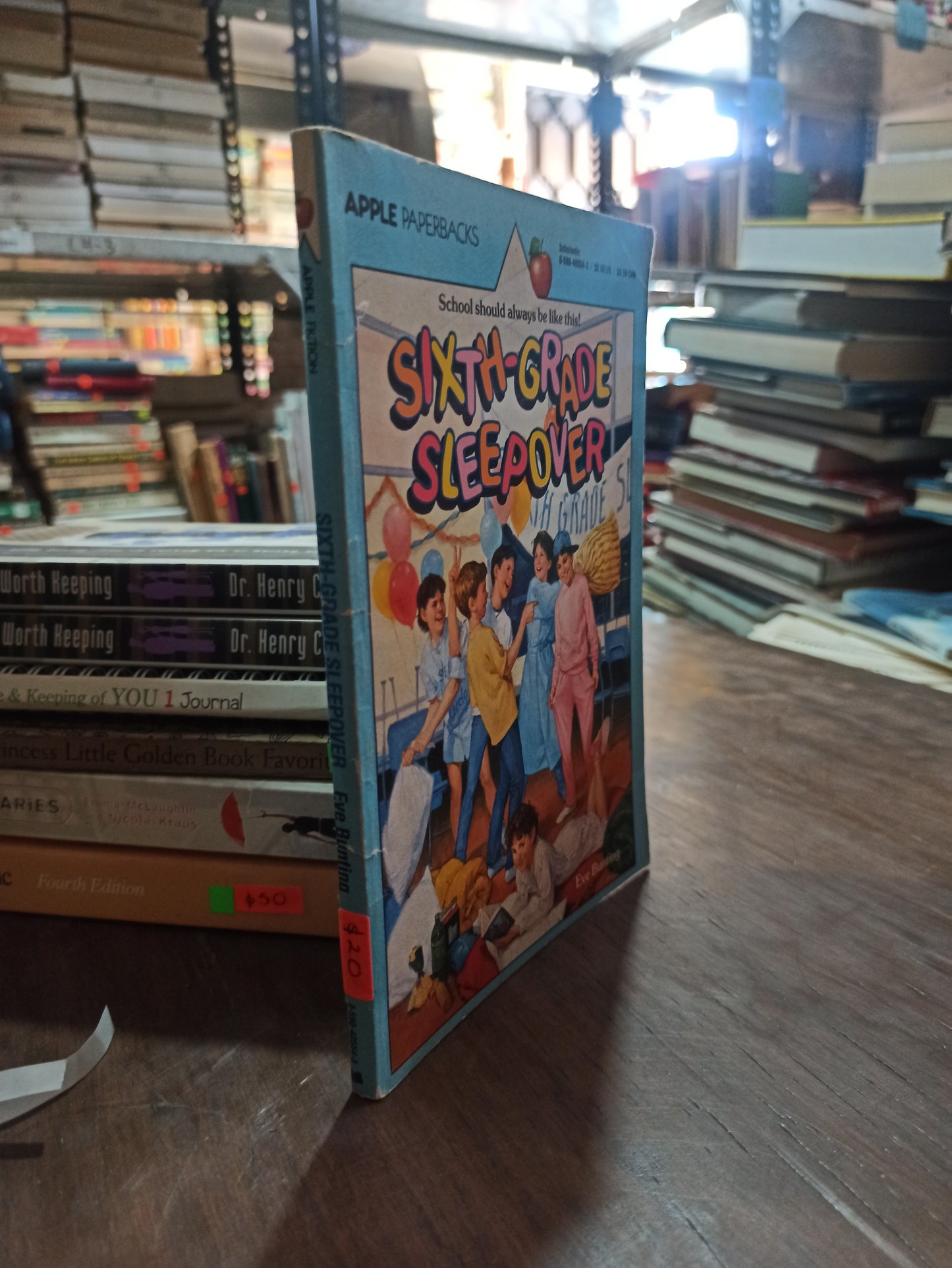 SIXTH GRADE SLEEPOVER POR EVE BUNTING USADO IDIOMAS ALDAMA