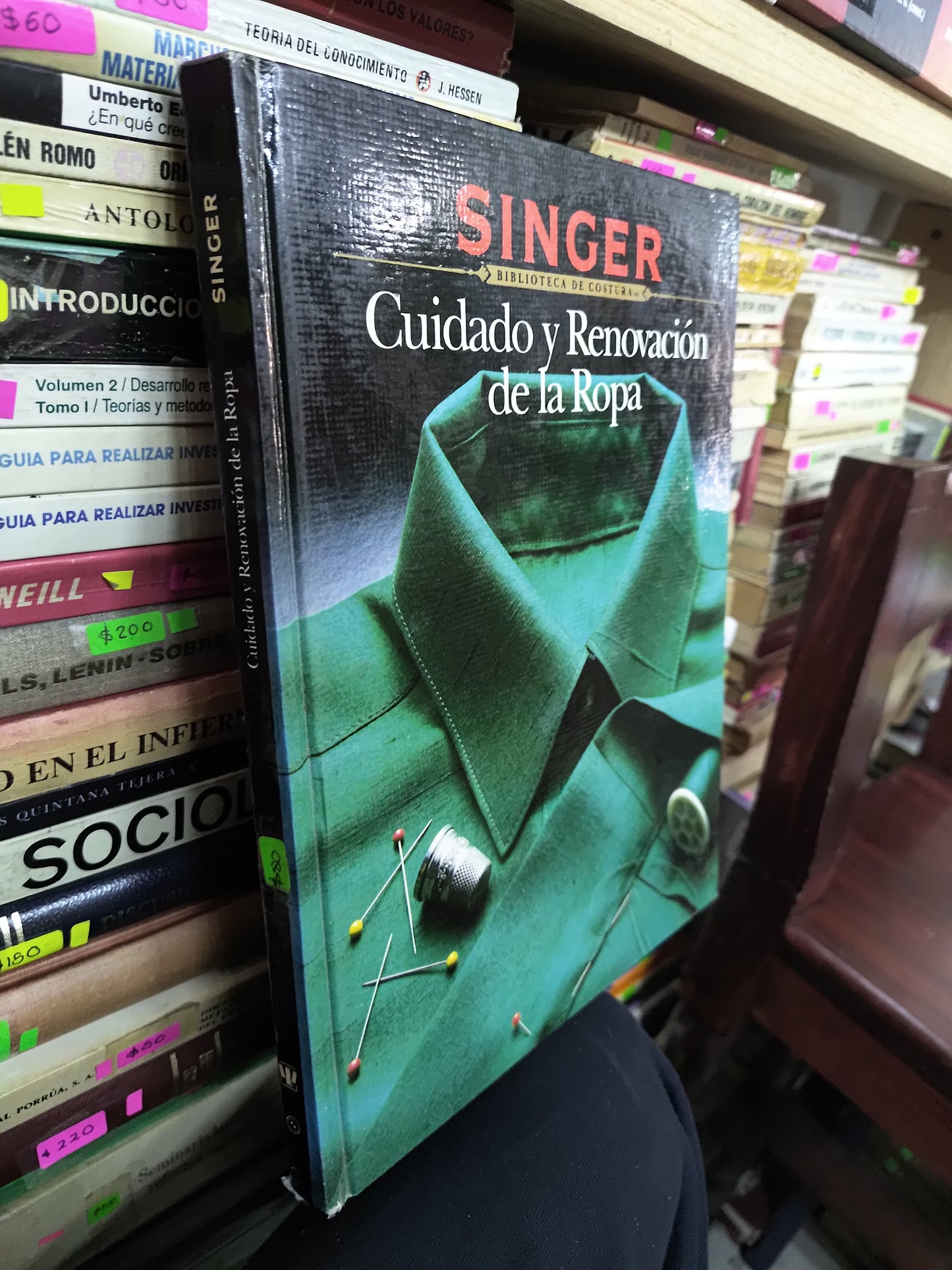 CUIDADO Y RENOVACION DE LA ROPA POR EDITORIAL SINGER USADO OFICIOS LITERARIO 207