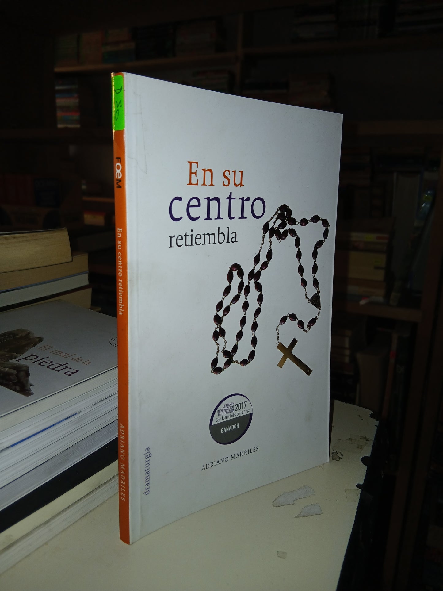 EN SU CENTRO RETIEMBLA POR ADRIANO MADRILES USADO TEATRO LITERARIO 207