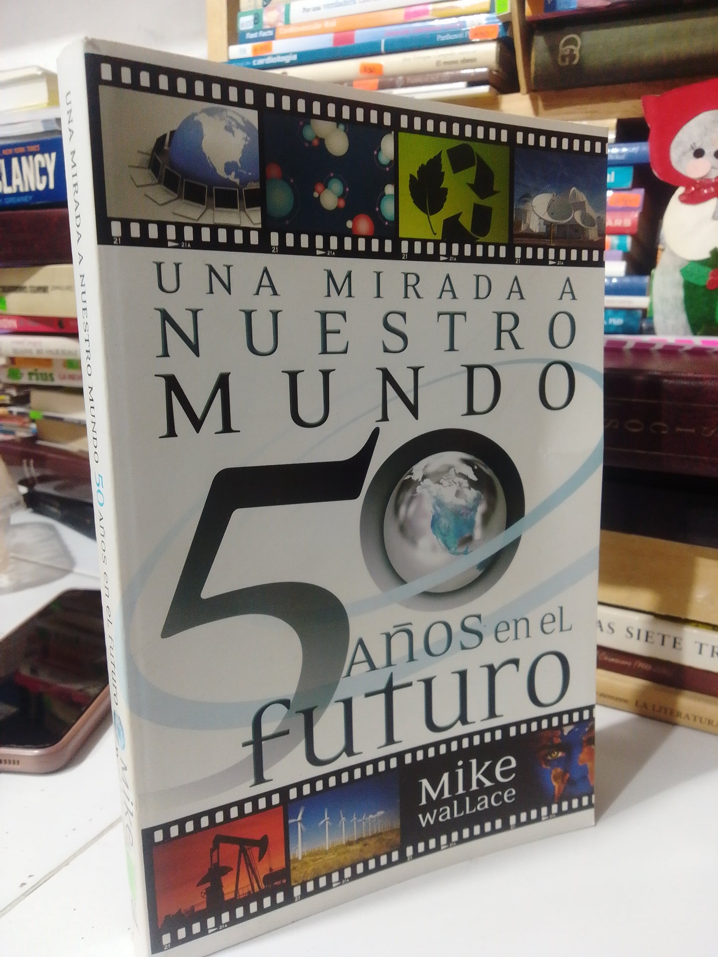 UNA MIRADA A NUESTRO MUNDO 50 AÑOS EN EL FUTURO POR MIKE WALLACE USADO NOVELA JUAREZ