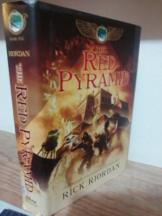 THE RED PYRAMID POR RICK RIORDAN USADO IDIOMAS JUAREZ