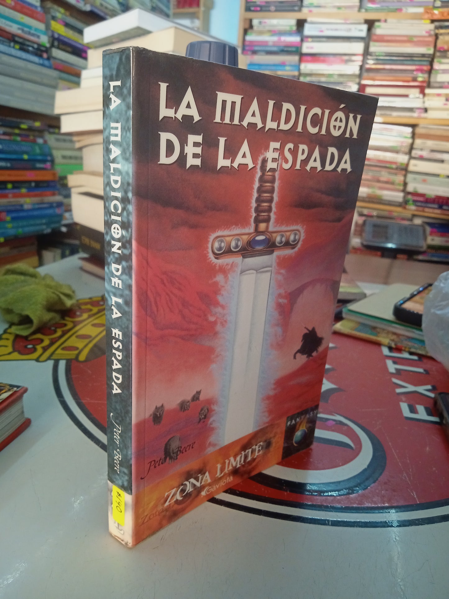 LA MALDICIÓN DE LA ESPADA POR PETER BEERE USADO NOVELA LITERARIO 207