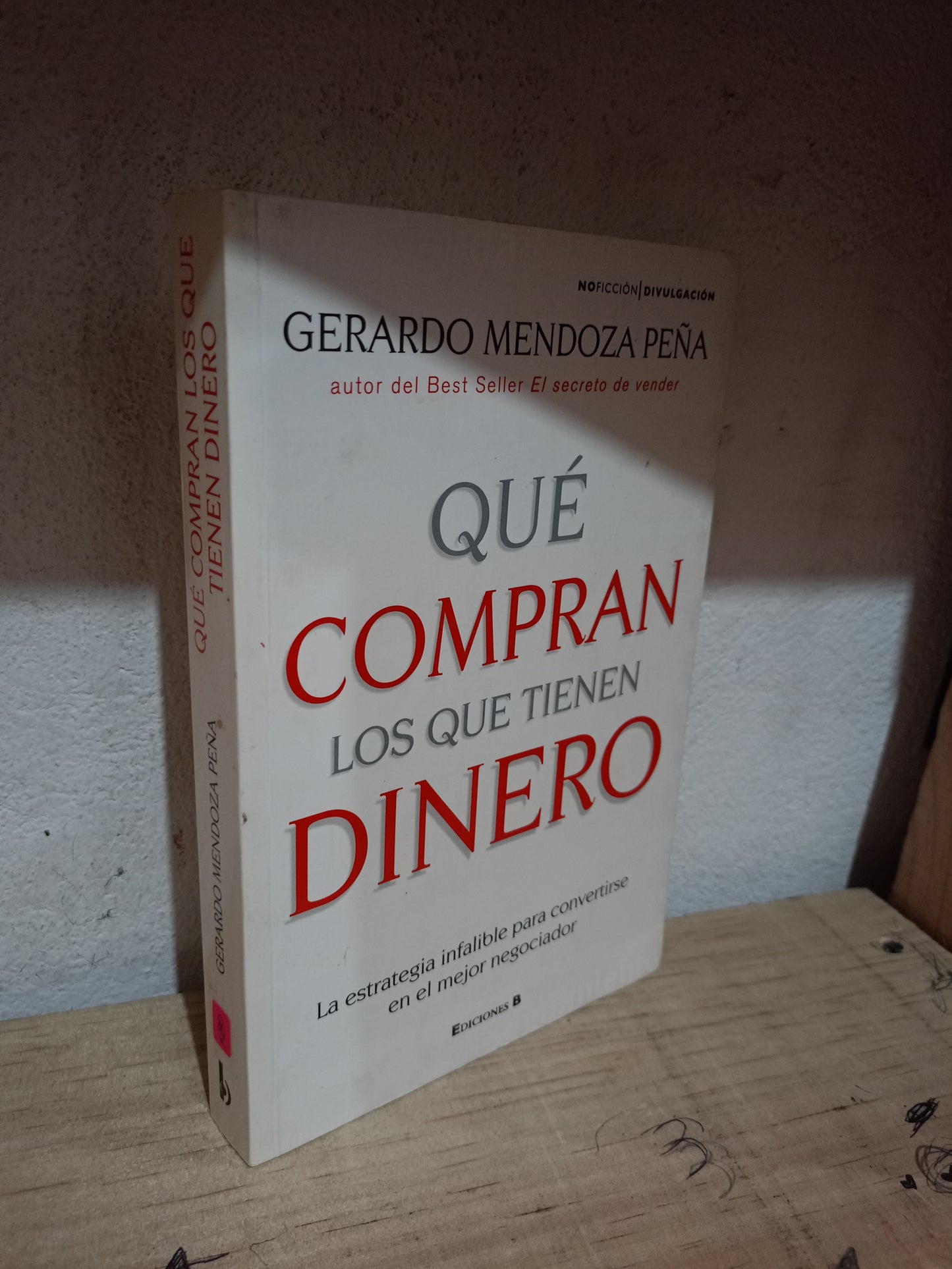 QUÉ COMPRAN LOS QUE TIENEN DINERO POR GERARDO MENDOZA PEÑA USADO SUPERACIÓN PERSONAL LITERARIO 305