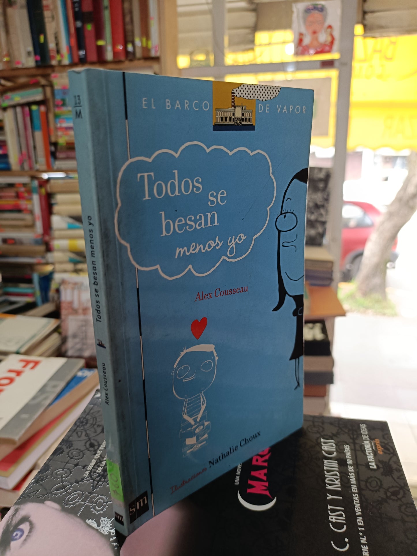 TODOS SE BESAN MENOS YO POR ALEX COUSSEAU USADO NOVELA JUAREZ 515