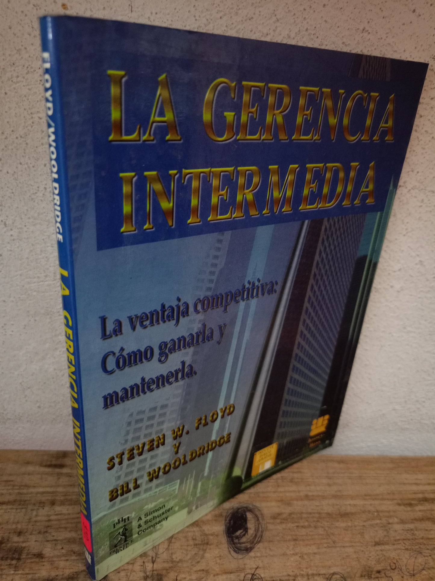 LA GERENCIA INTERMEDIA POR STEVEN W. FLOYD Y BILL WOOLDRIGE USADO ADMINISTRACIÓN LITERARIO 305