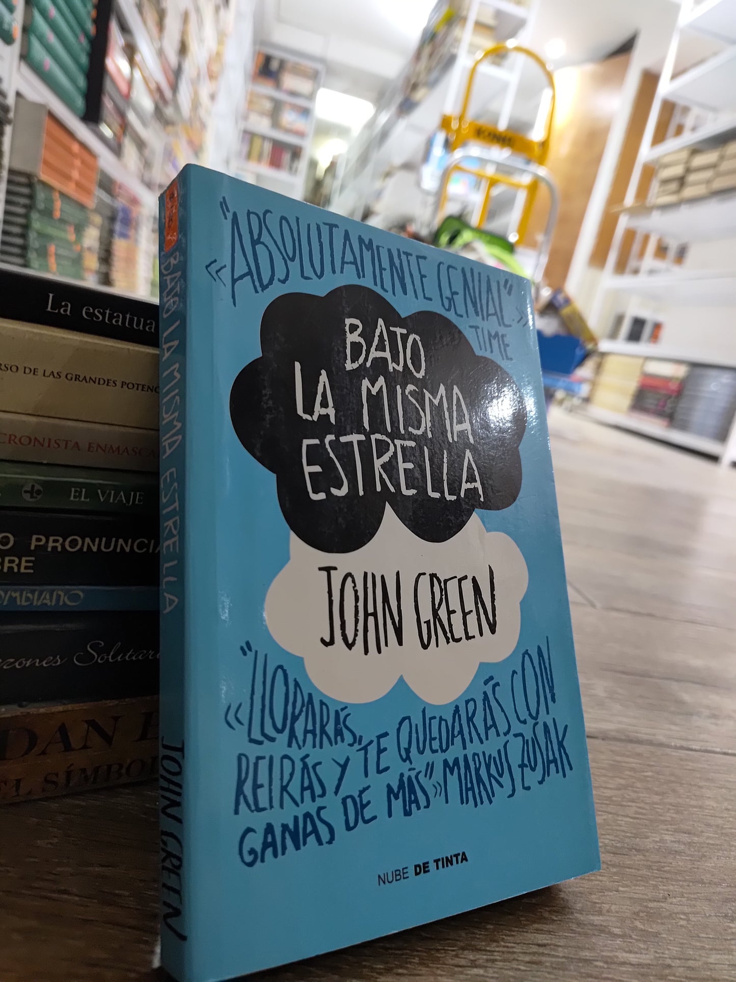 BAJO LA MISMA ESTRELLA POR JOHN GREEN USADO NOVELAS JUAREZ 515