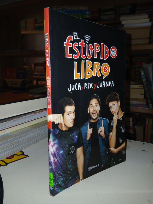 EL ESTÚPIDO LIBRO POR JUCA, RIX Y JUANPA USADO NOVELA LITERARIO 207