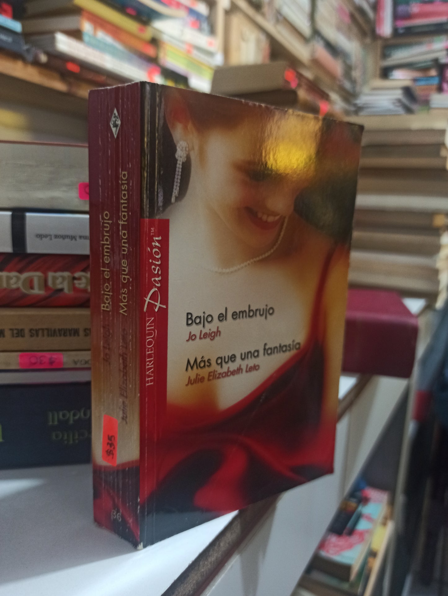 BAJO EL EMBRUJO Y MAS QUE UNA FANTASÍA POR JO LEIGH Y JULIE ELIZABETH LETO USADO NOVELAS JUÁREZ