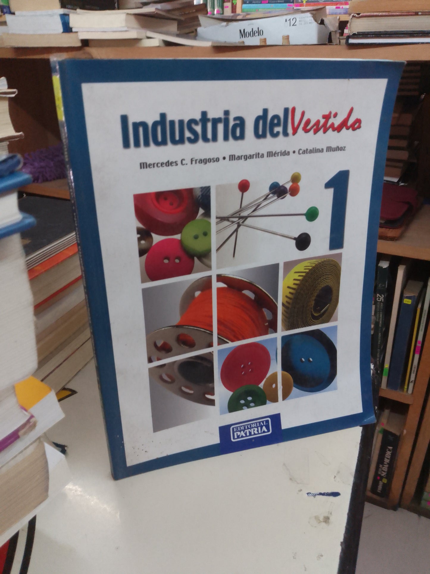 INDUSTRIA DEL VESTIDO POR MERCEDES C. FRAGOSO, MARGARITA MÉRIDA Y CATALINA MUÑOZ USADO OFICIOS LITERARIO 207