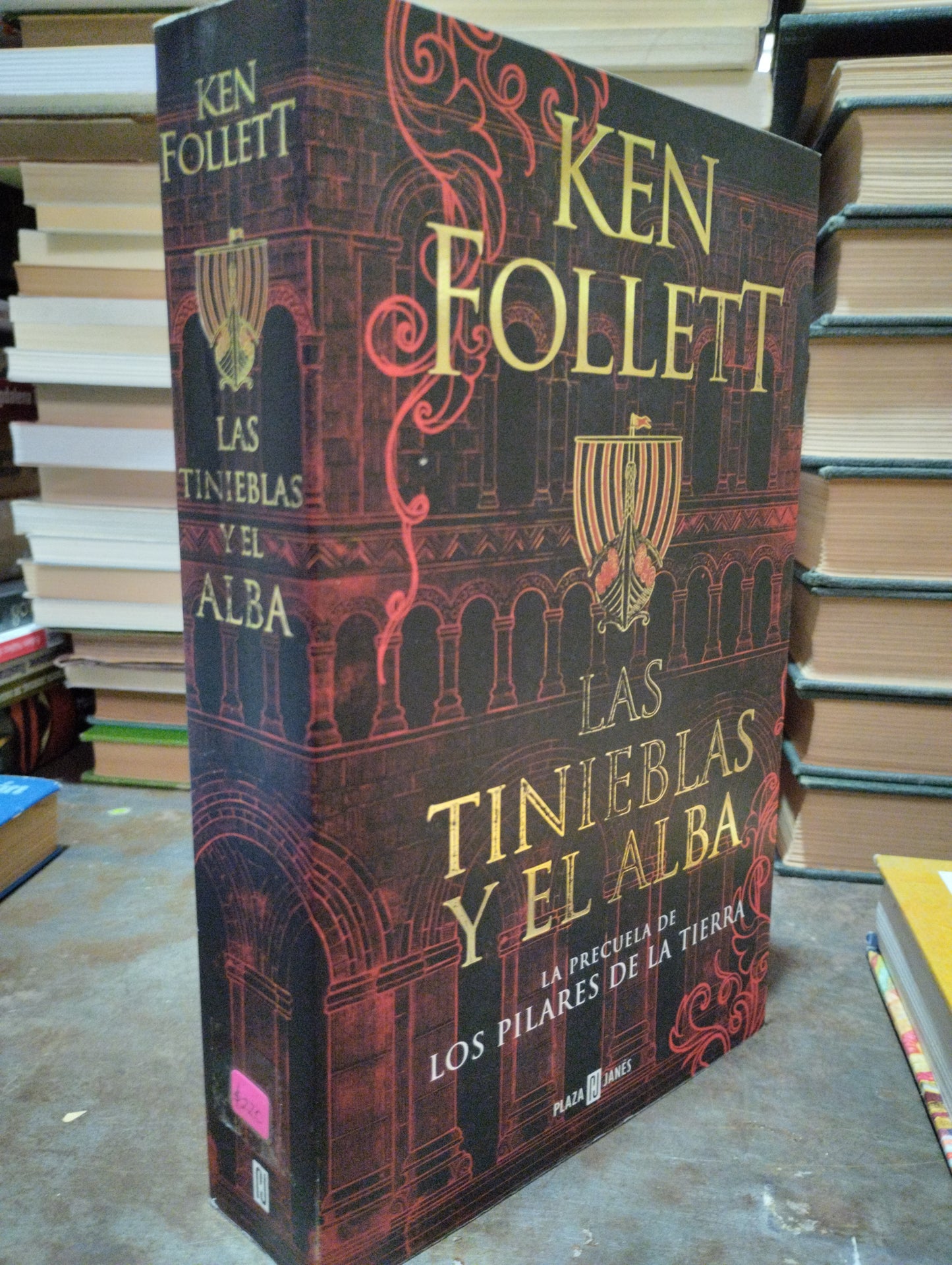 LAS TINIEBLAS Y EL ALBA POR KEN FOLLETT USADO NOVELAS ALDAMA
