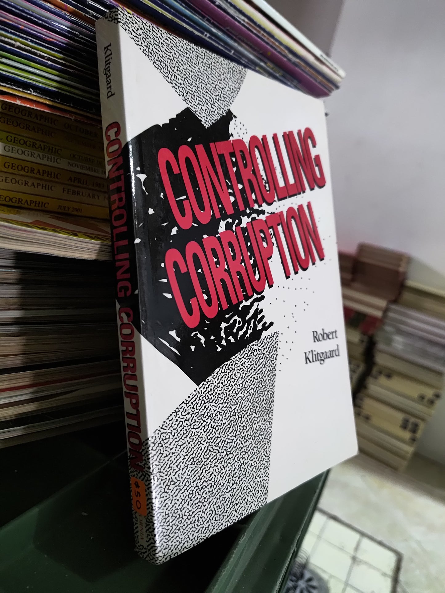 CONTROLLING CORRUPTION POR ROBERT KLITGAARD USADO IDIOMAS JUAREZ 515