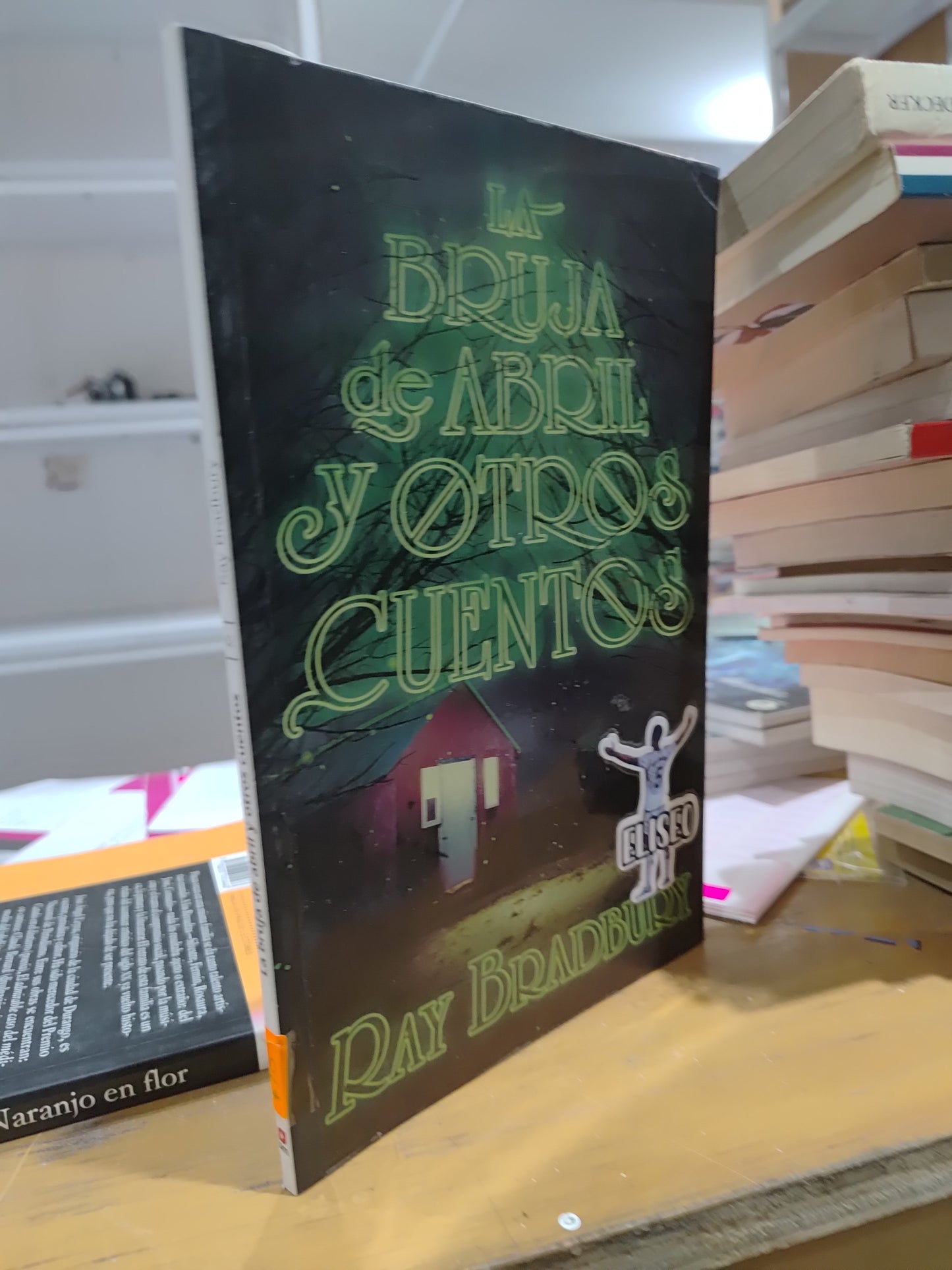 LA BRUJA DE ABRIL Y OTROS CUENTOS POR RAY BRADBURY USADO NOVELAS JUAREZ 515