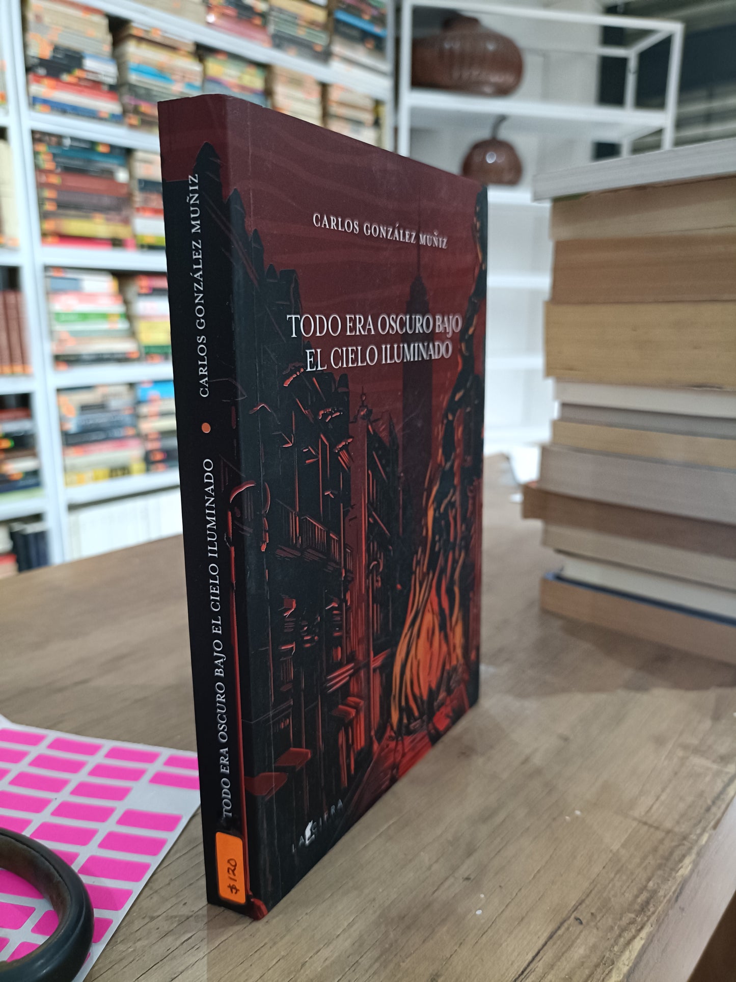 TODO ERA OSCURO BAJO EL CIELO ILUMINADO POR CARLOS GONZALEZ MUÑIZ USADO NOVELA JUAREZ 515