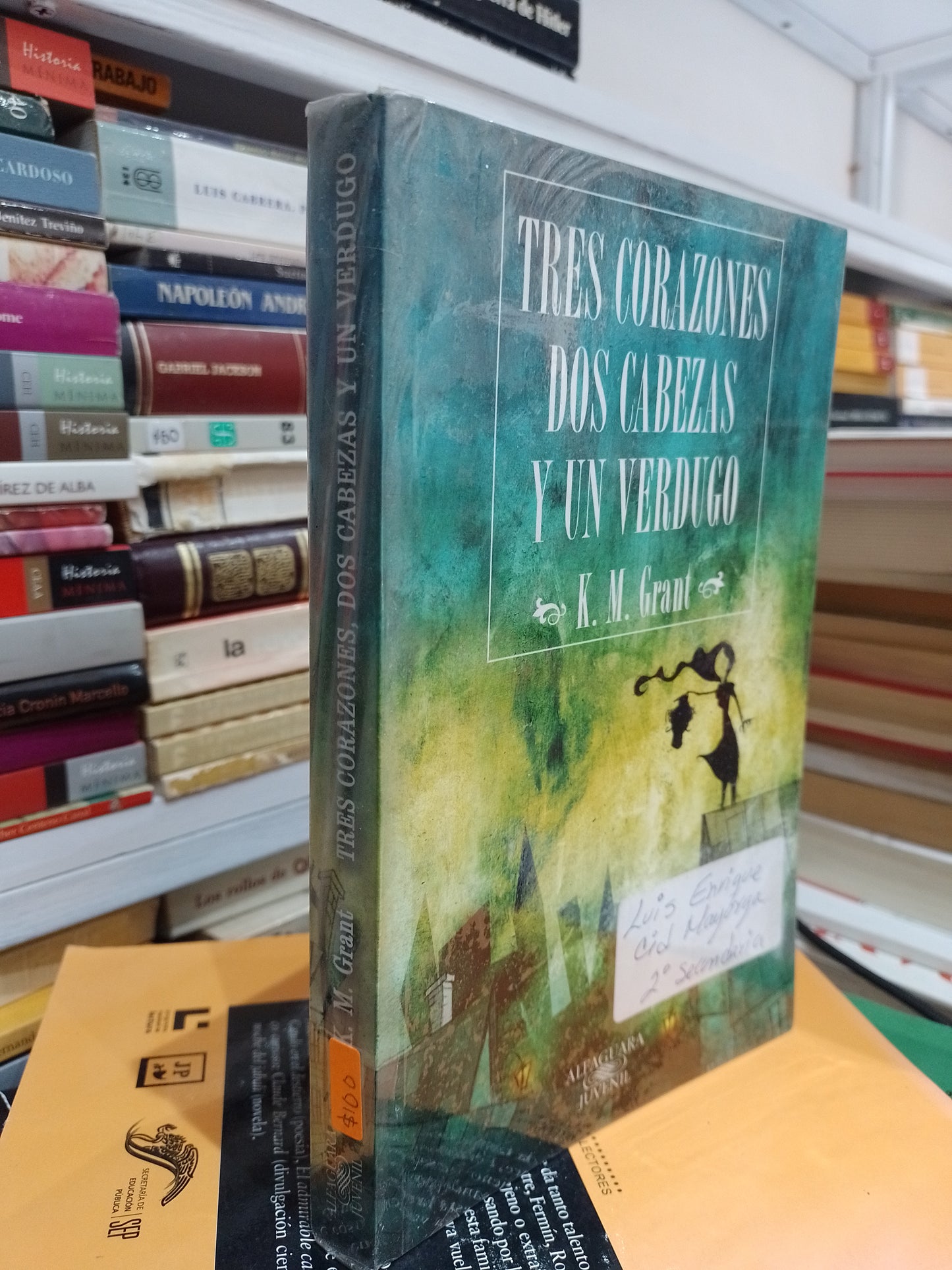 TRES CORAZONES DOS CABEZAS Y UN VERDUGO POR K M GRANT USADO NOVELA JUAREZ 515