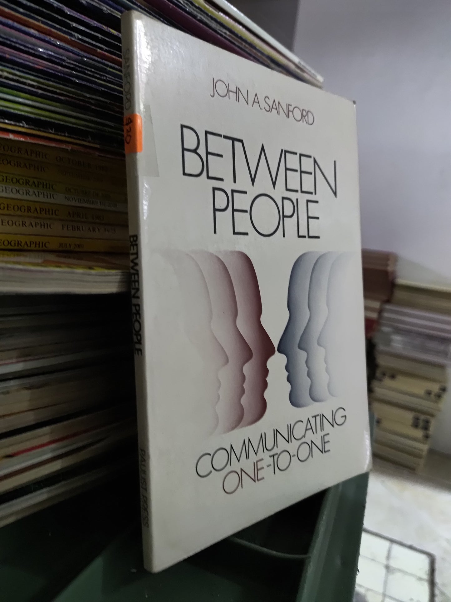BETWEEN PEOPLE POR JOHN A. SONFORD USADO IDIOMAS JUAREZ 515