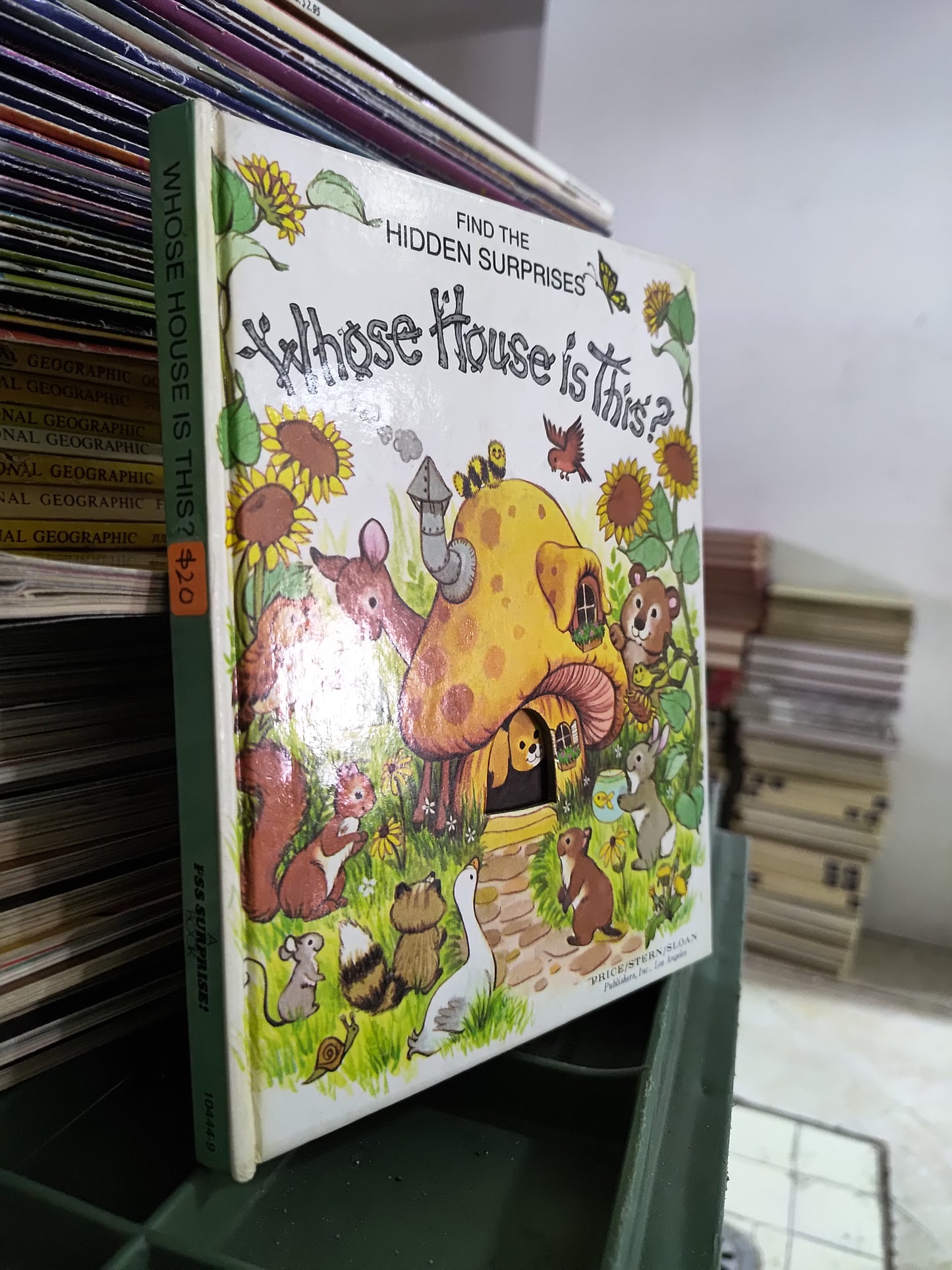 WHOSE HOUSE IS THIS? POR EDITORIAL LOS ANGELES USADO IDIOMAS JUAREZ 515