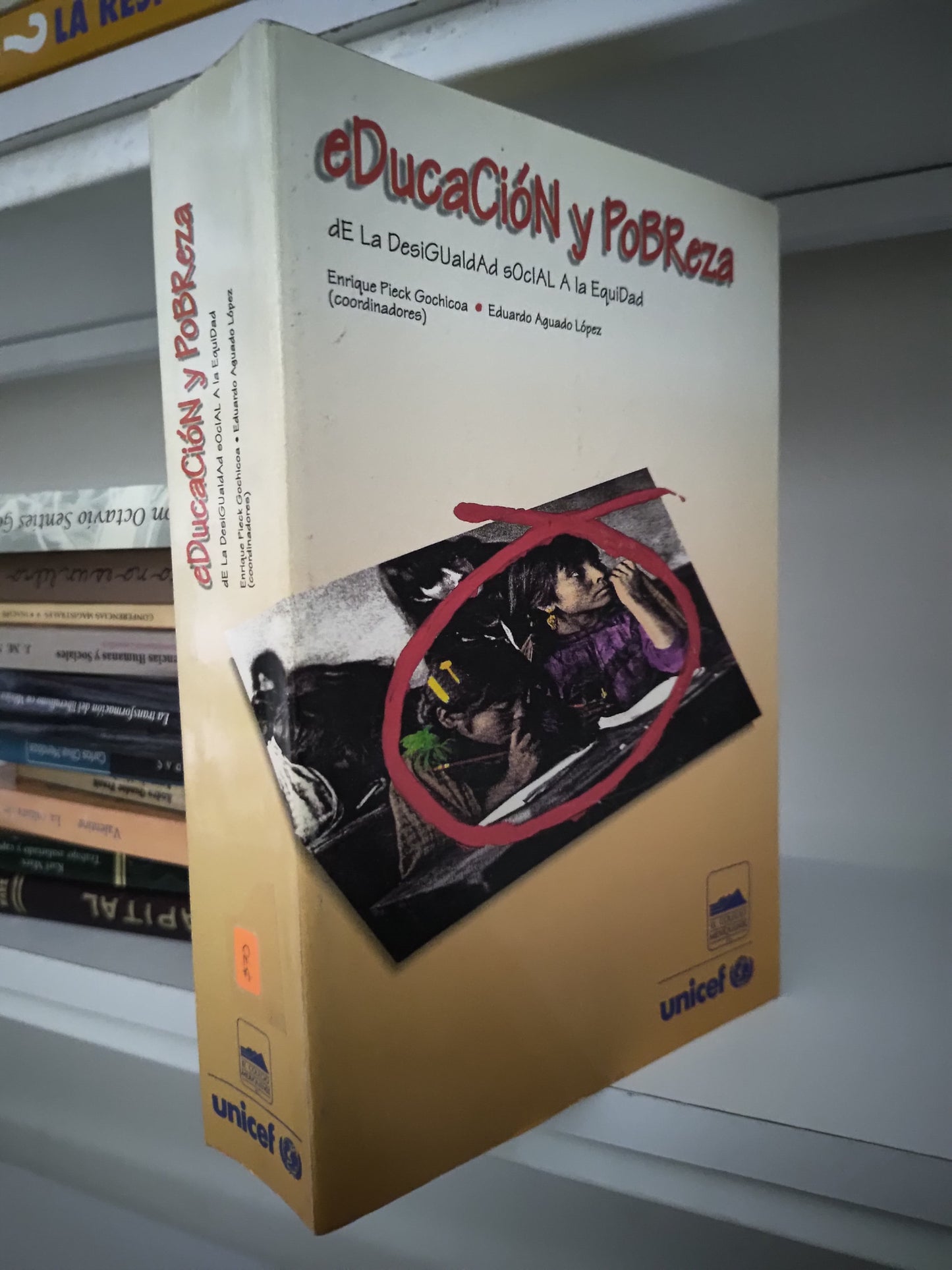 EDUCACION Y POBREZA POR ENRIQUE PIECK GOCHICOA USADO SOCIOLOGIA JUAREZ 515