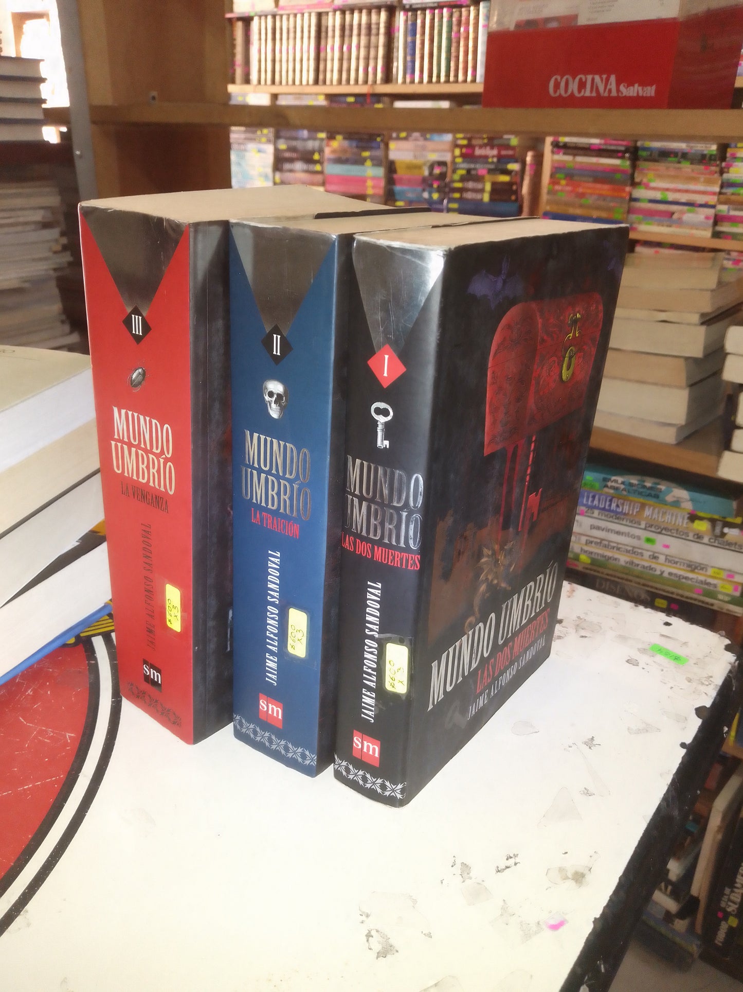 MUNDO UMBRIO (SAGA): LAS DOS MUERTES, LA TRAICIÓN, LA VENGANZA POR JAIME ALFONSO SANDOVAL ($3 TOMOS X $600) USADO NOVELA LITERARIO 207