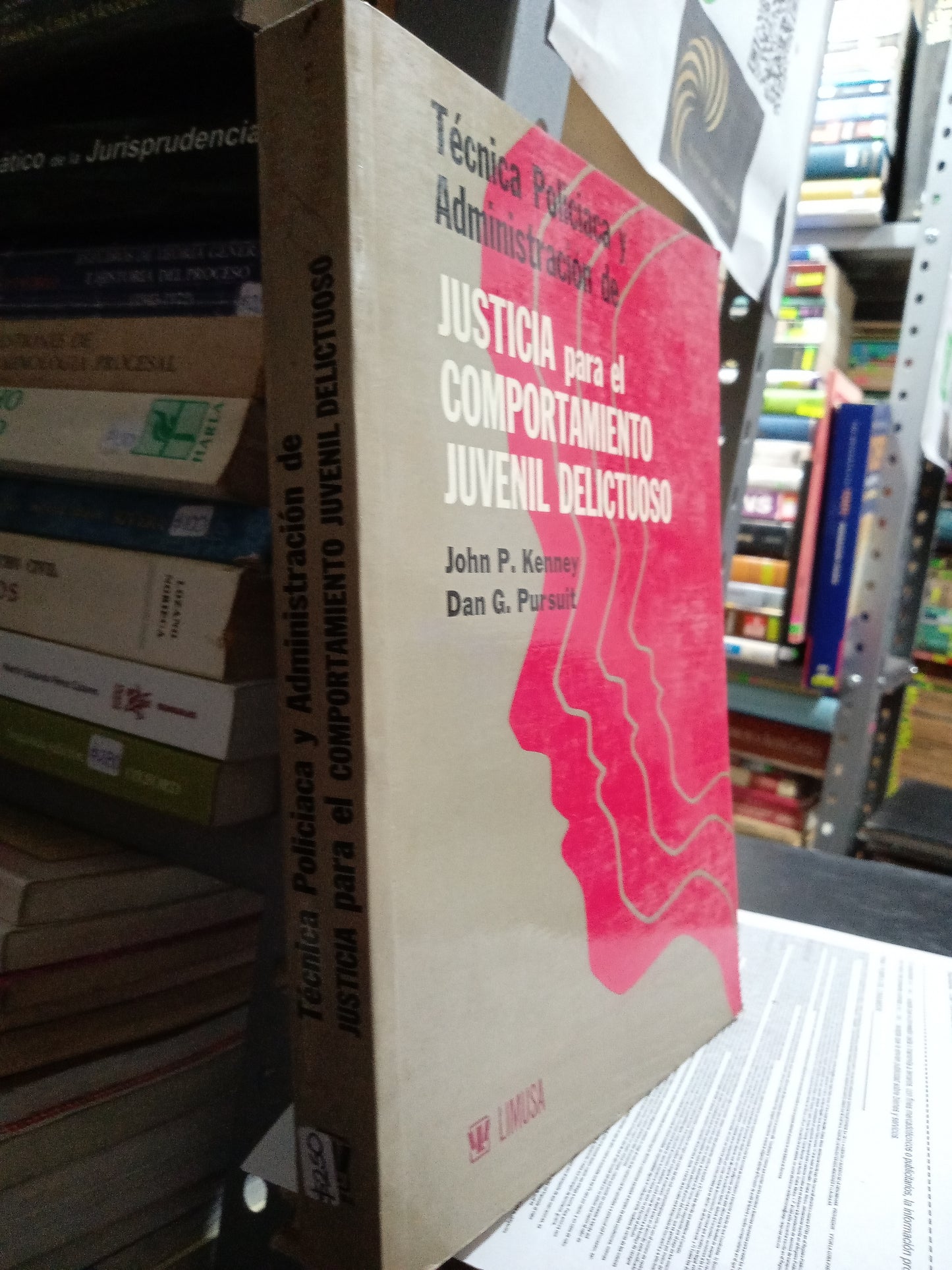 TECNICA POLICIACA Y ADMINISTACION DE JUSTICIA PARA EL COMPORTAMIENTO JUVENIL DELICTUOSO POR JOHN P KENNEY USADO DERECHO JUÁREZ