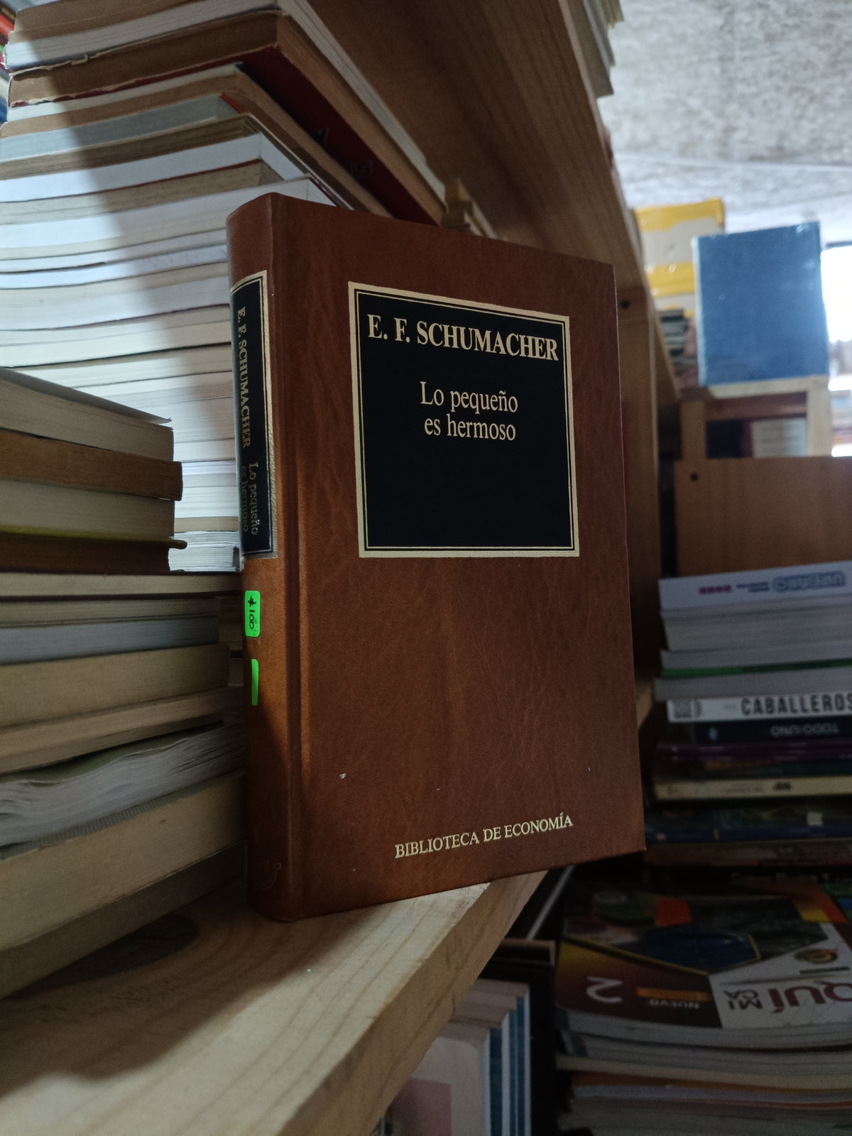 LO PEQUEÑO ES HERMOSO POR E F SCHUMACHER USADO ADMINISTRACIÓN ALDAMA