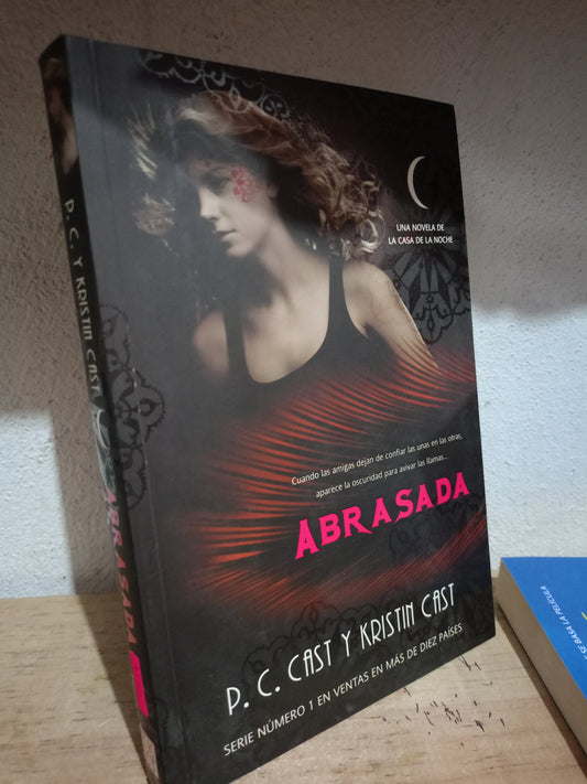 ABRASADA POR P.C. CAST Y KRISTIN CAST USADO NOVELA LITERARIO 305