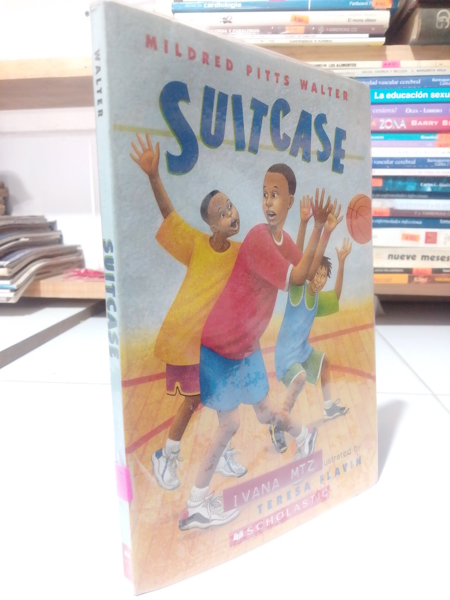 SUITSCASE POR MILDRED PITTS WALTER USADO IDIOMAS JUAREZ
