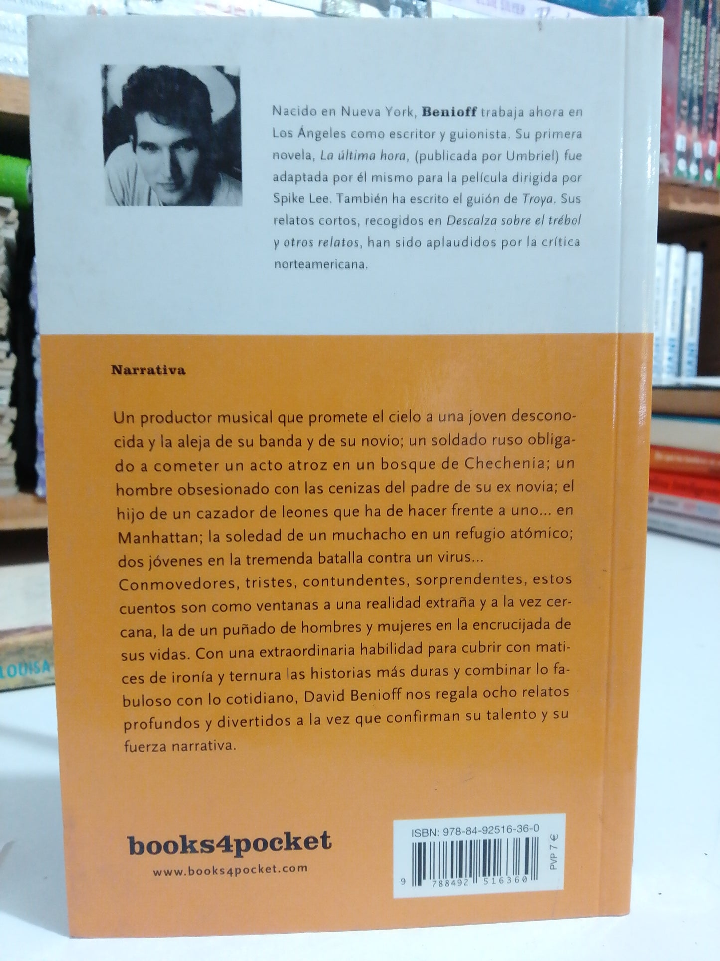 DESCALZA SOBRE EL TREBOL Y OTROS RELATOS POR DAVID BENIOFF USADO NOVELAS JUAREZ