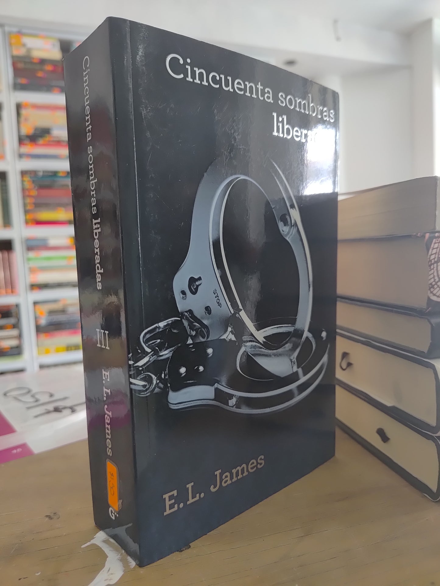 CINCUENTA SOMBRAS LIBERADAS POR E. L. JAMES USADO NOVELAS JUAREZ 515