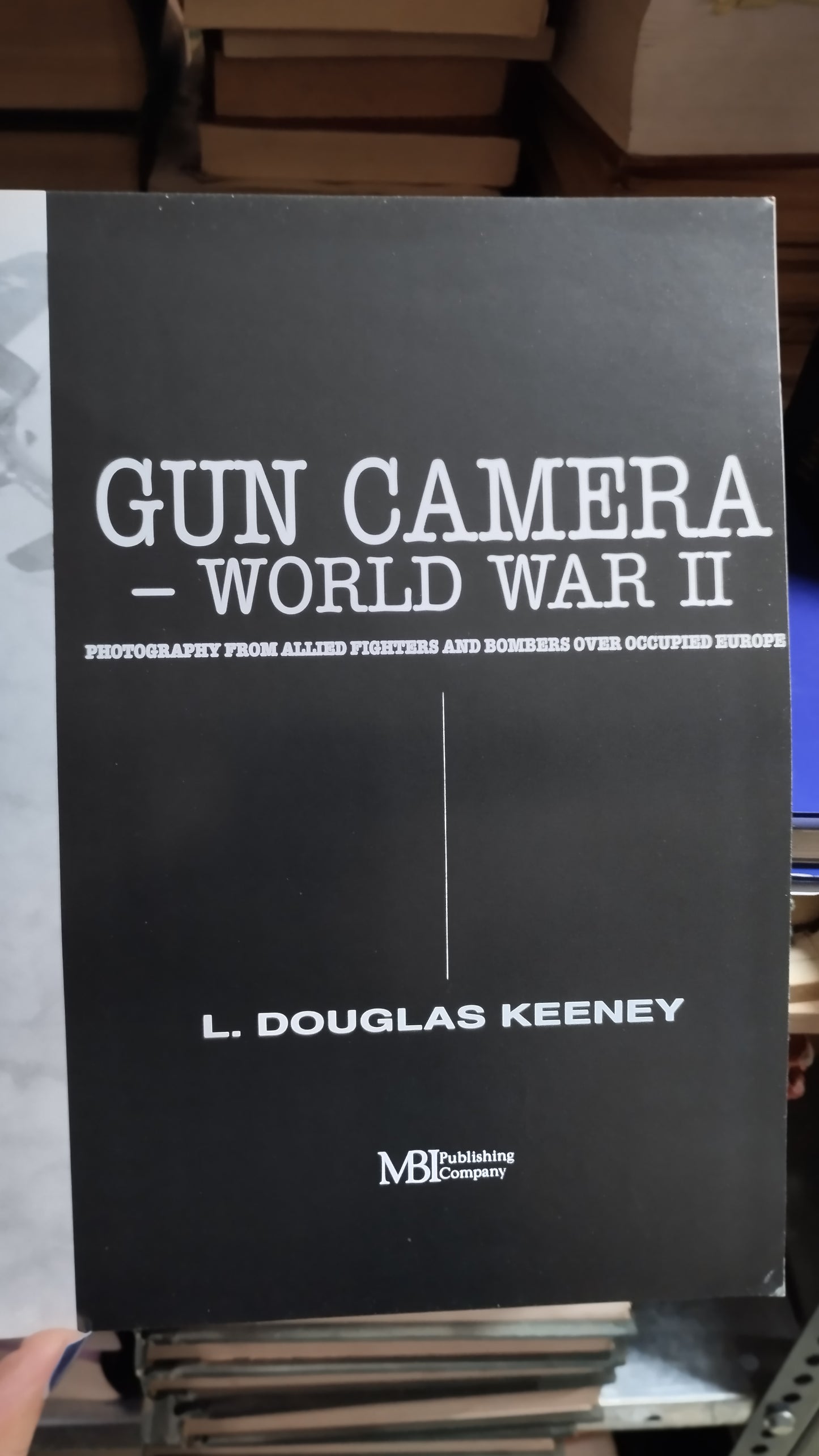 GUN CAMERA WORLD WAR II POR L DOUGLAS KEENEY LIBRO USADO HISTORIA ALDAMA