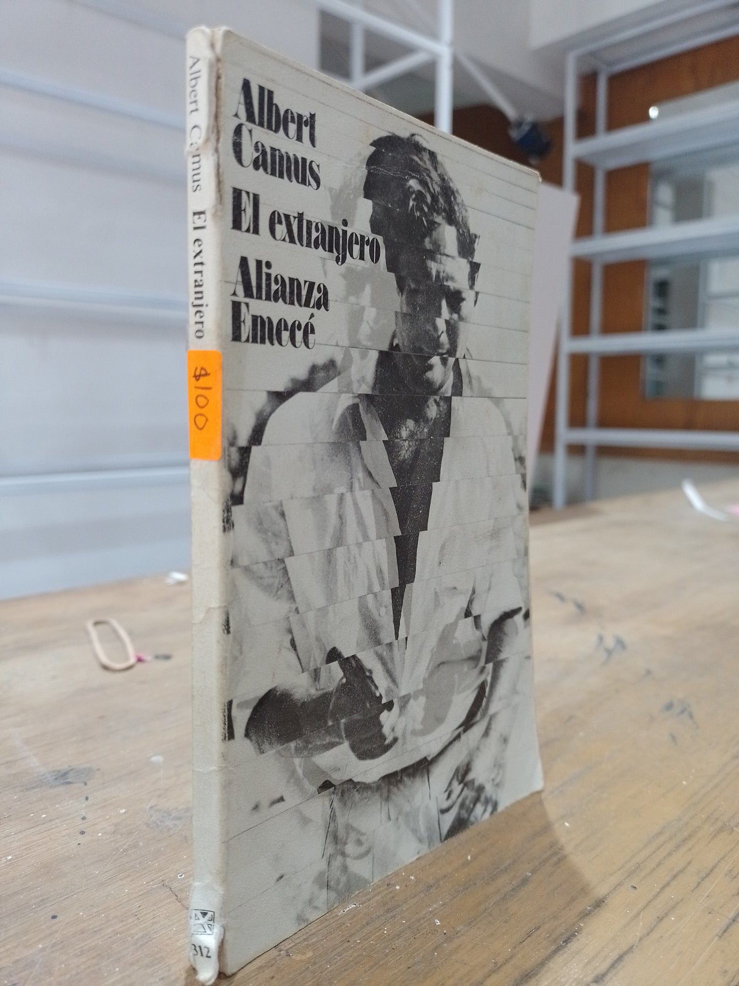 EL EXTRANJERO POR ALBERT CAMUS USADO NOVELA JUAREZ 515