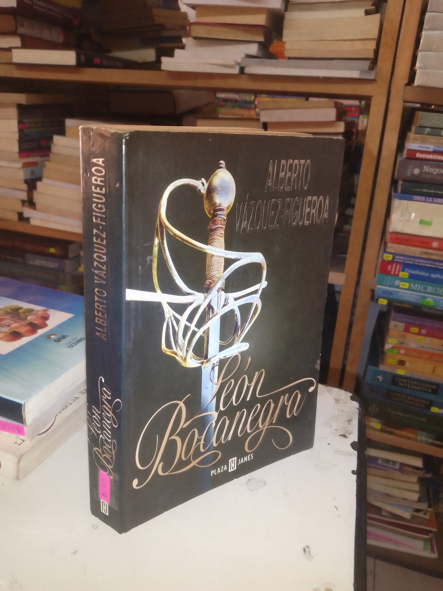LEÓN BOCANEGRA POR ALBERTO VÁZQUEZ FIGUEROA USADO NOVELA LITERARIO 207