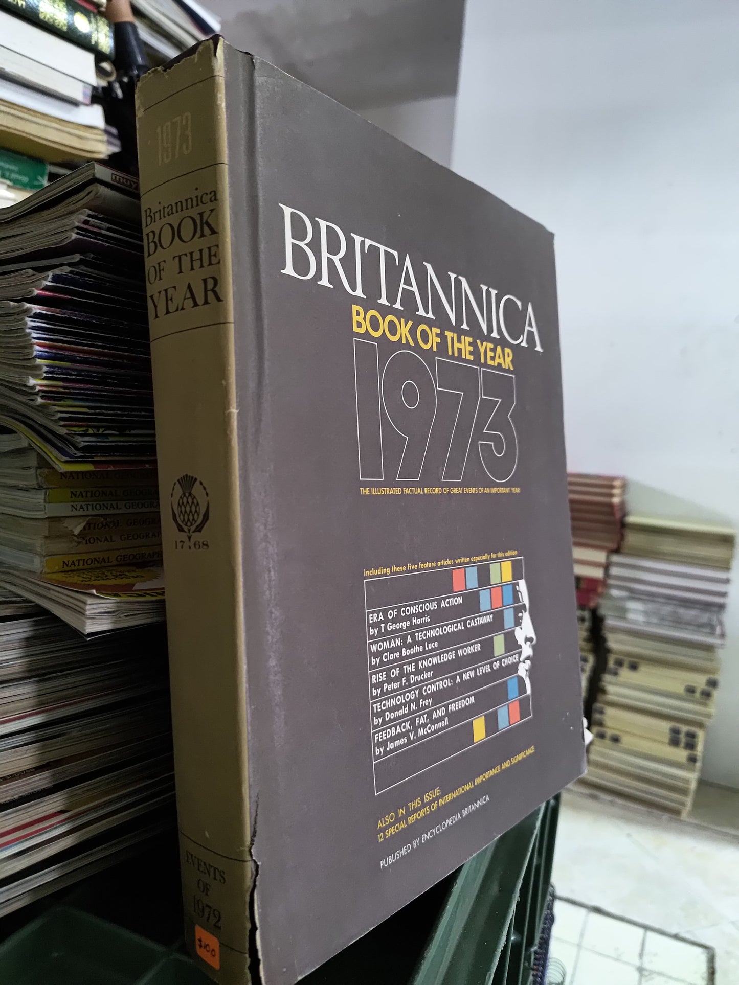 BRITANNICA BOOK OF THE YEAR 1973 POR VARIOS AUTORES USADO IDIOMAS JUAREZ 515