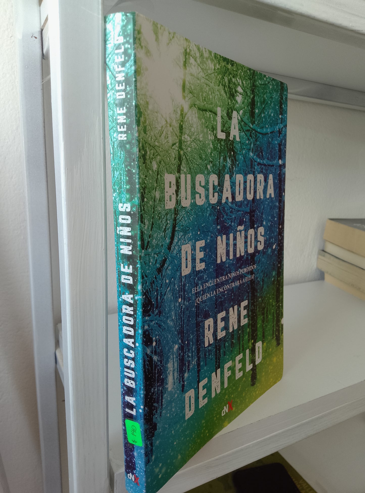 LA BUSCADORA DE NIÑOS ELLA ENCUETRA NIÑOS PERDIDOS QUIEN LA ENCONTRARA A ELLA RENE DENFELD USADO NOVELAS JUAREZ 515