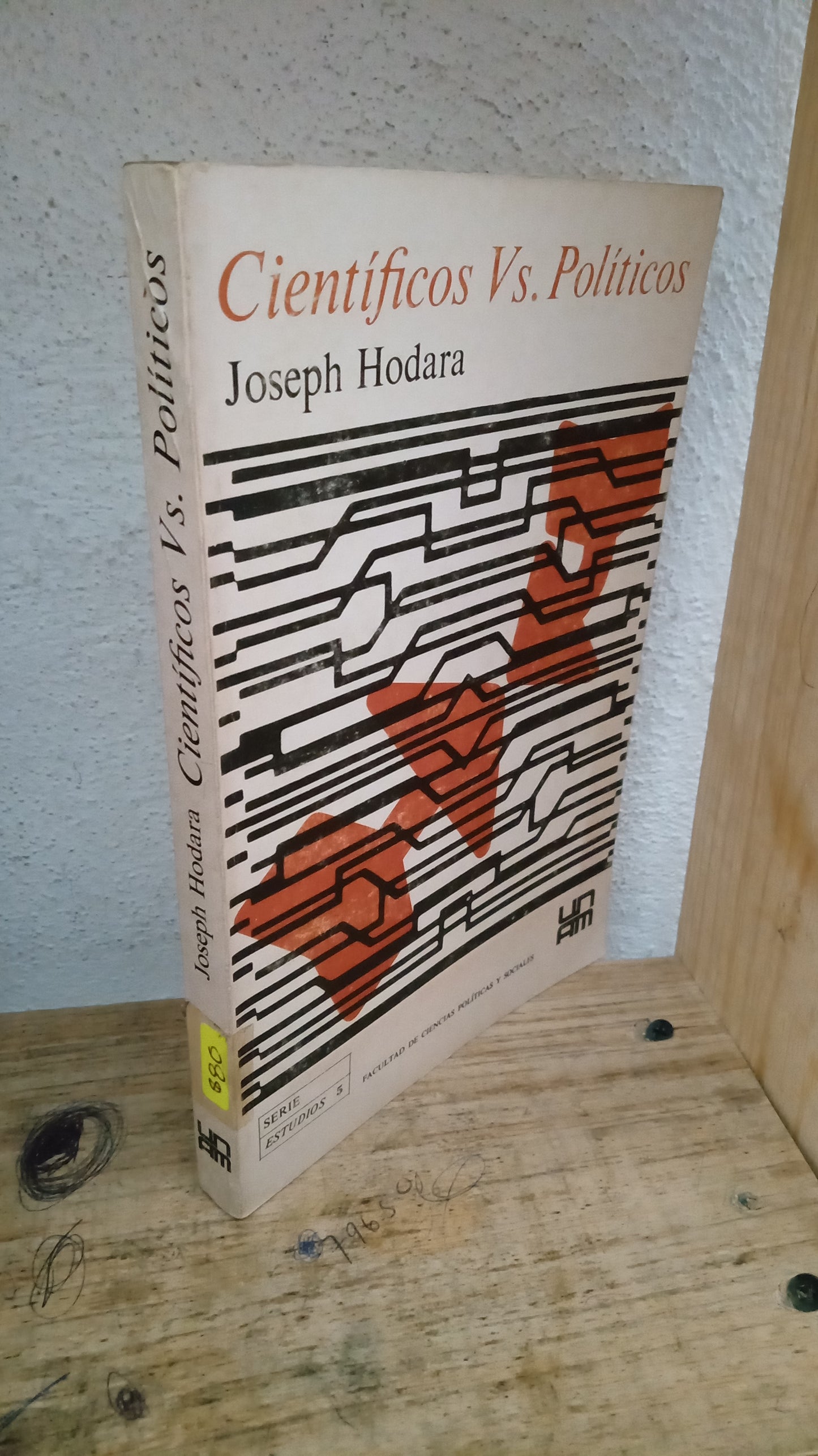 CIENTIFICOS VS POLITICOS POR JOSEPH HODARA USADO HISTORIA LITERARIO 305