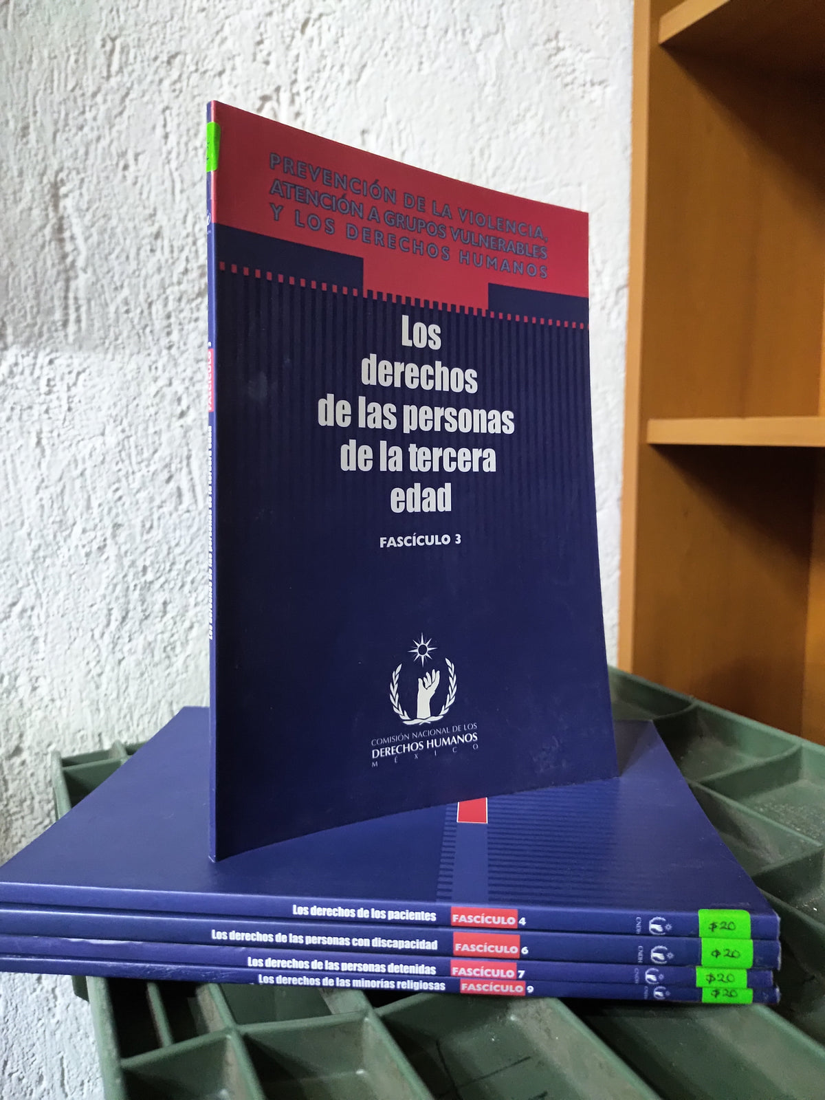 COLECCION LOS DERECHOS DE LAS PERSONAS DE LA TERCERA EDAD POR LA CDNH USADO DERECHO JUAREZ 515 5 TOMOS $20 C/U