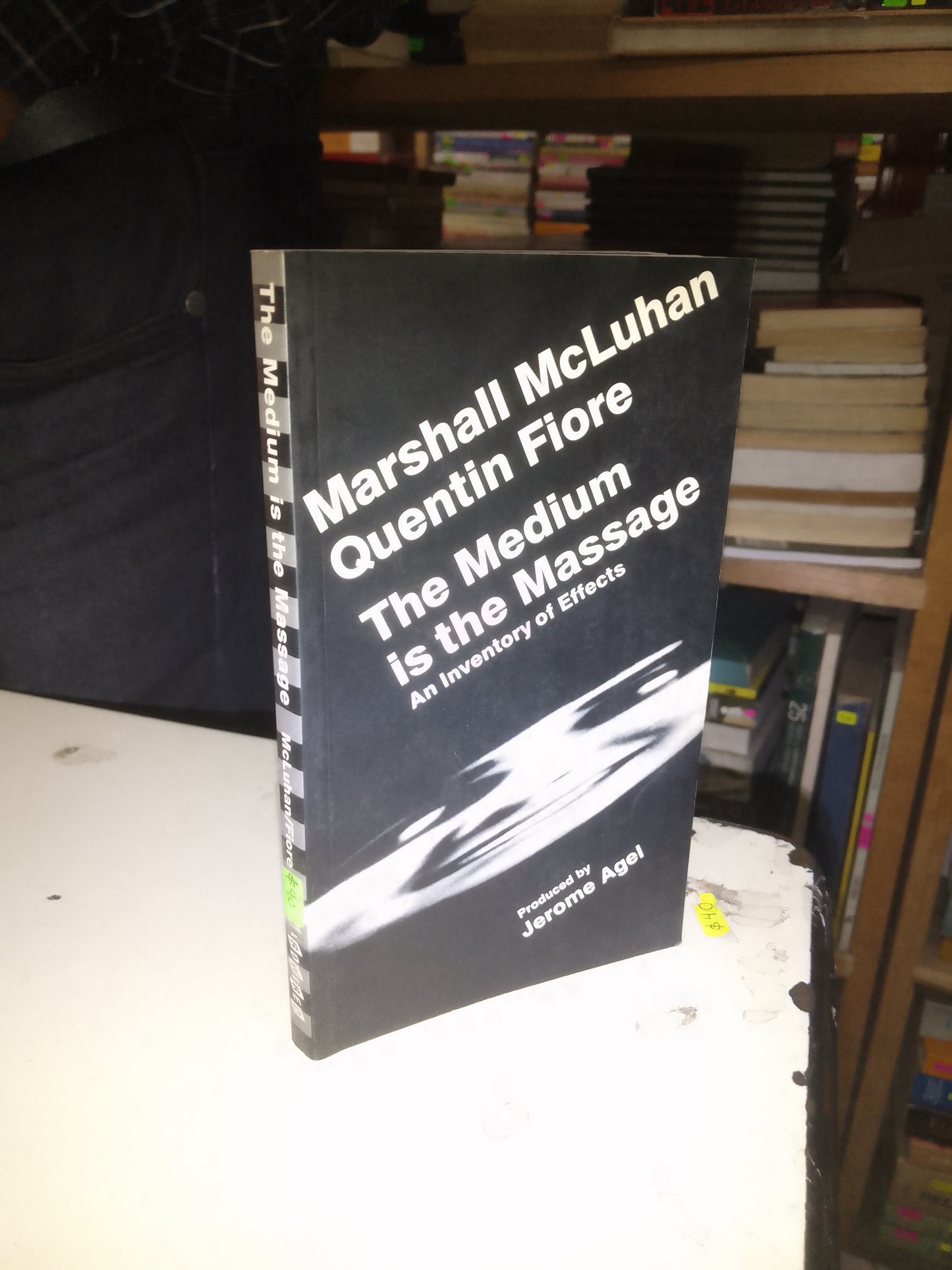 THE MEDIUM IS THE MASSAGE POR MCLUHAN Y FIORE USADO IDIOMAS LITERARIO 207