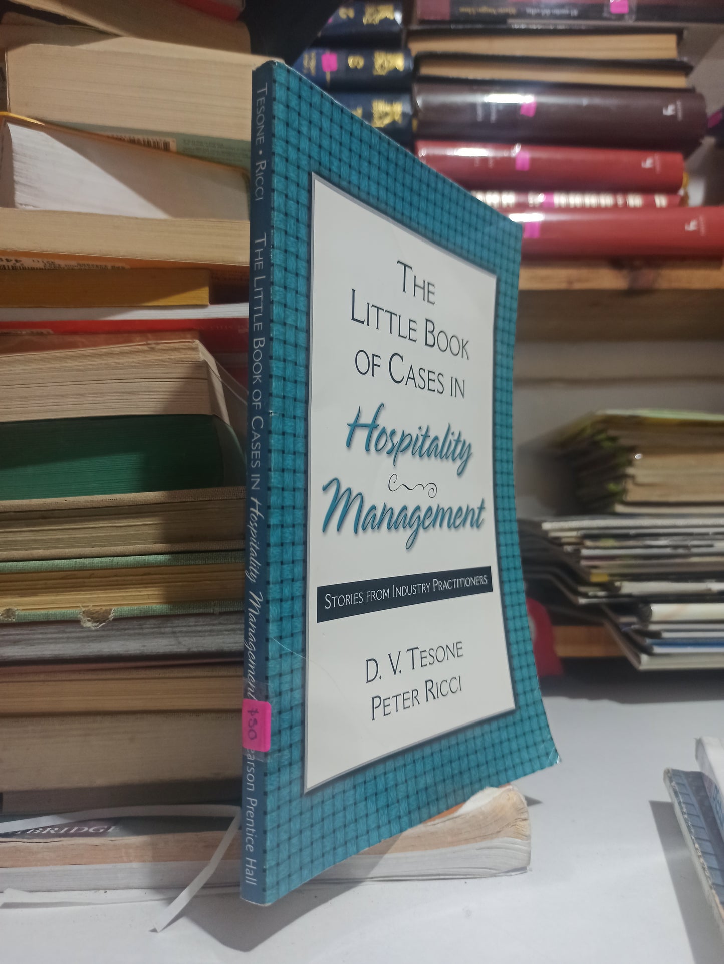 THE LITTLE BOOK OF CASES IN HOSPITALITY MANAGEMENT POR D. V. TESONE USADO IDIOMAS JUÁREZ