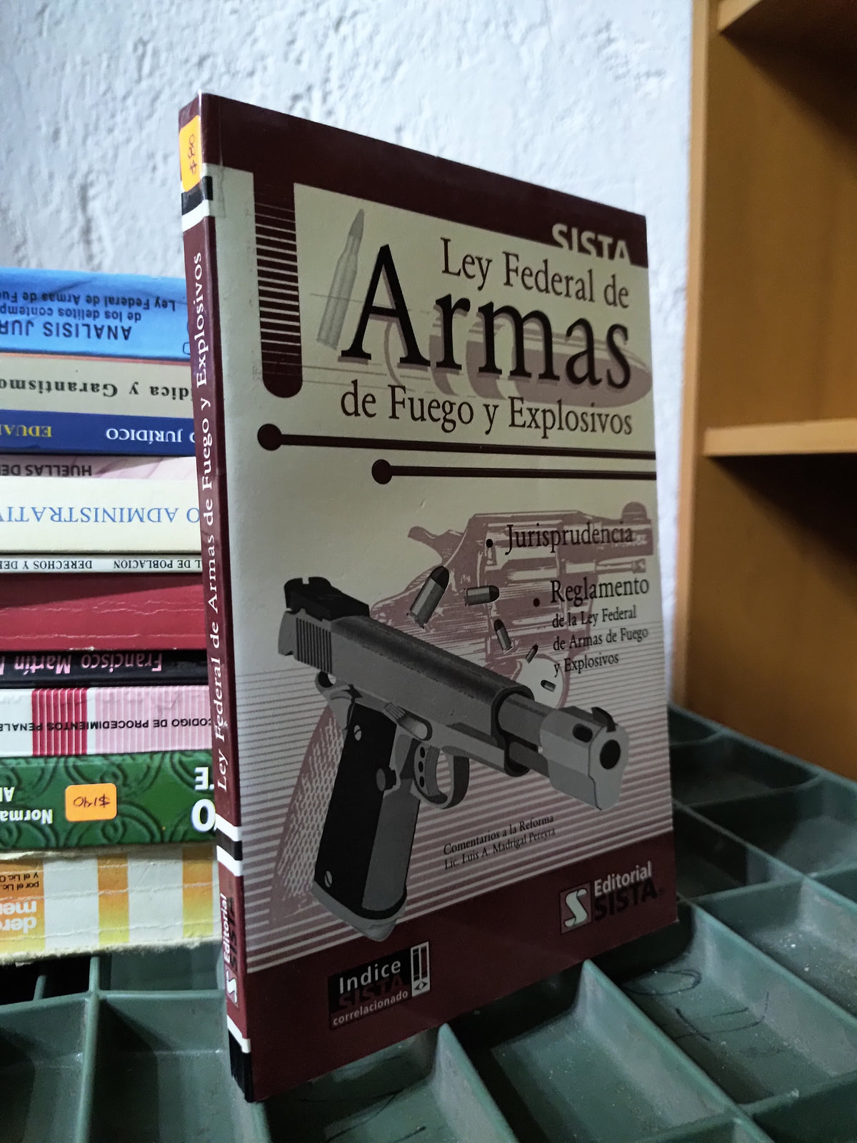 LEY FEDERAL DE ARMAS DE FUEGO Y EXPLOSIVOS POR LUIS A. MADRIGAL PEREYRA USADO DERECHO JUAREZ 515